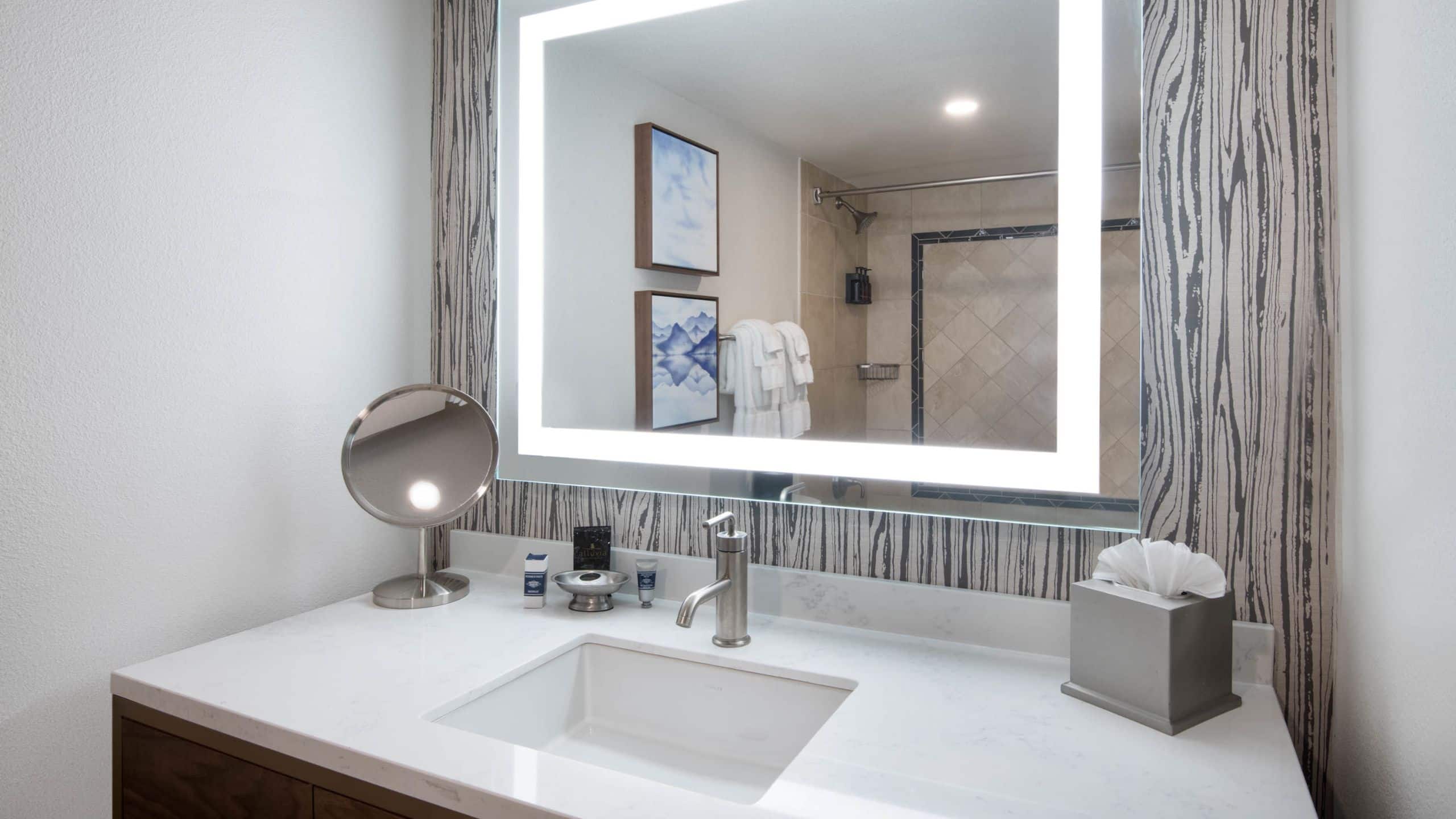 1 de 4 Cheyenne Mountain Resort Bathroom Vanity And Shower