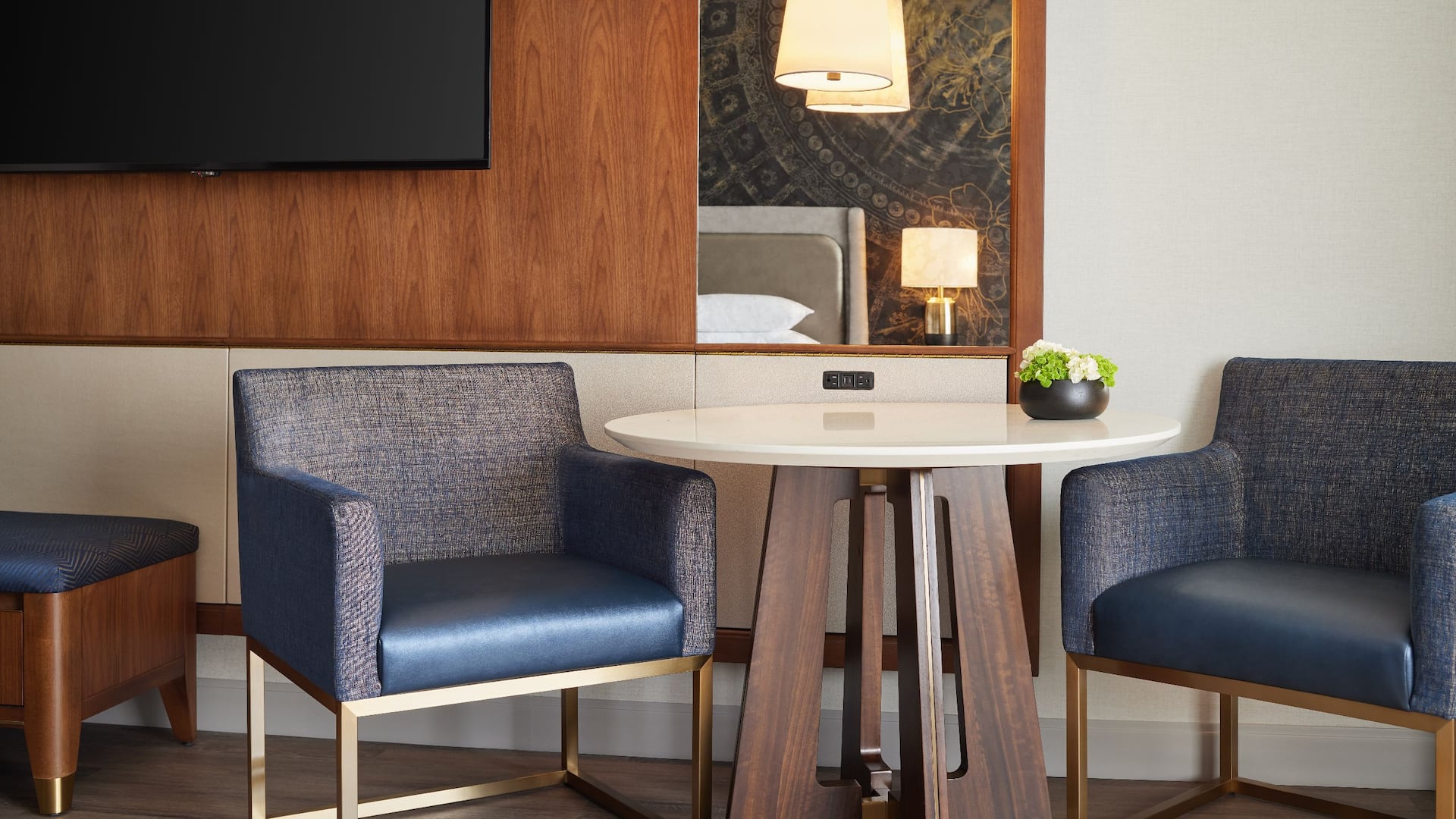 Grand Hyatt Washington King Room Table Chairs