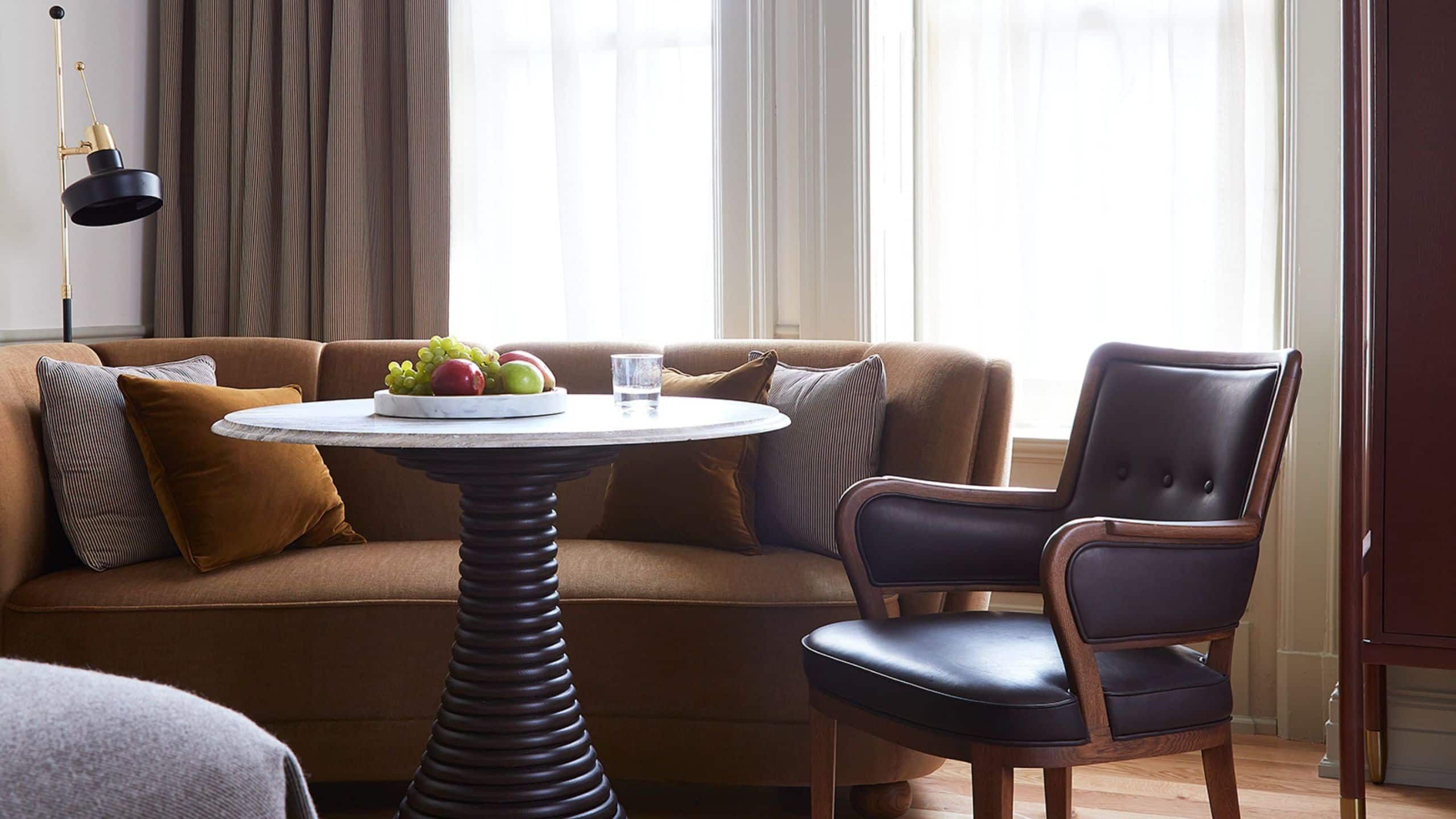 4/7 The Bellevue Hotel Guestroom King Seating Area Detail