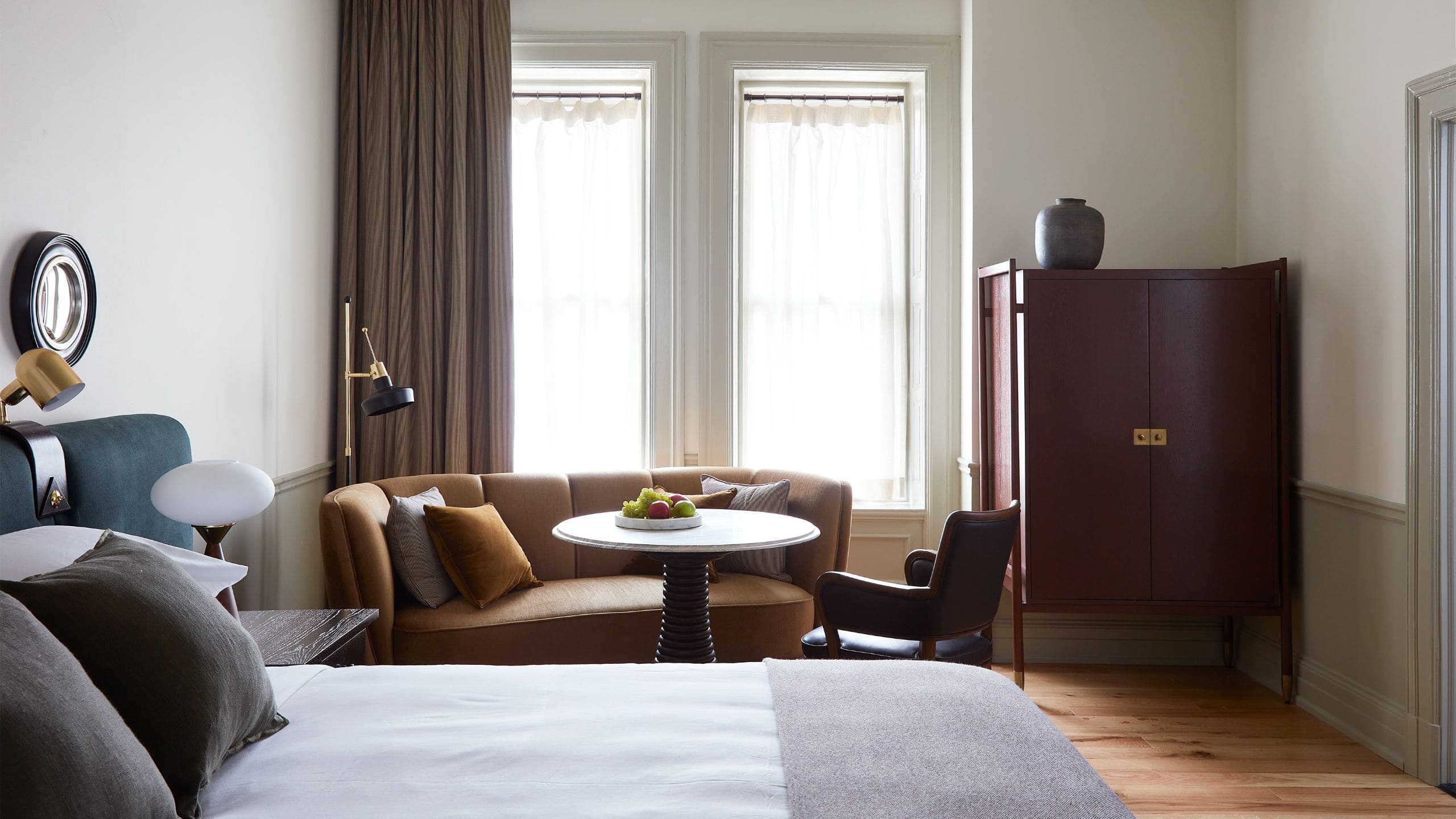 2/7 The Bellevue Hotel Guestroom King Seating Area