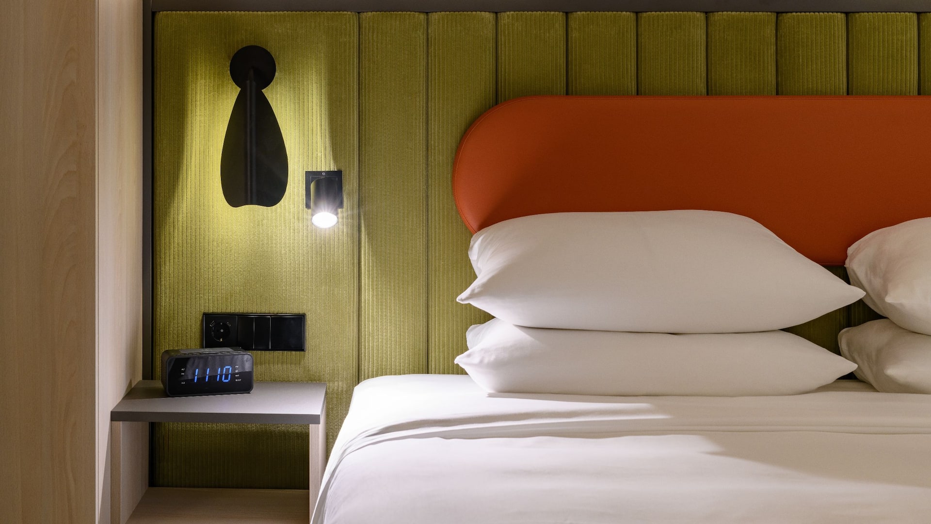 1 из 1 Hyatt House Frankfurt Goetheplatz Guestroom King Bed Detail