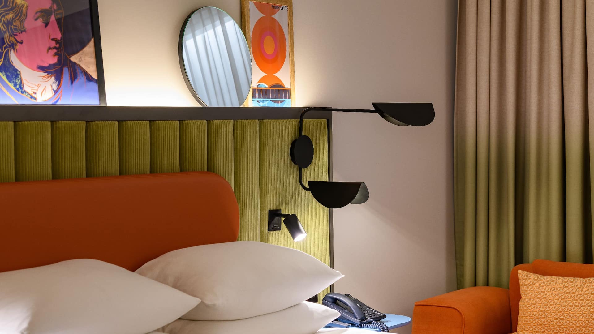 1 из 1 Hyatt House Frankfurt Goetheplatz Guestroom King Bed Pillows