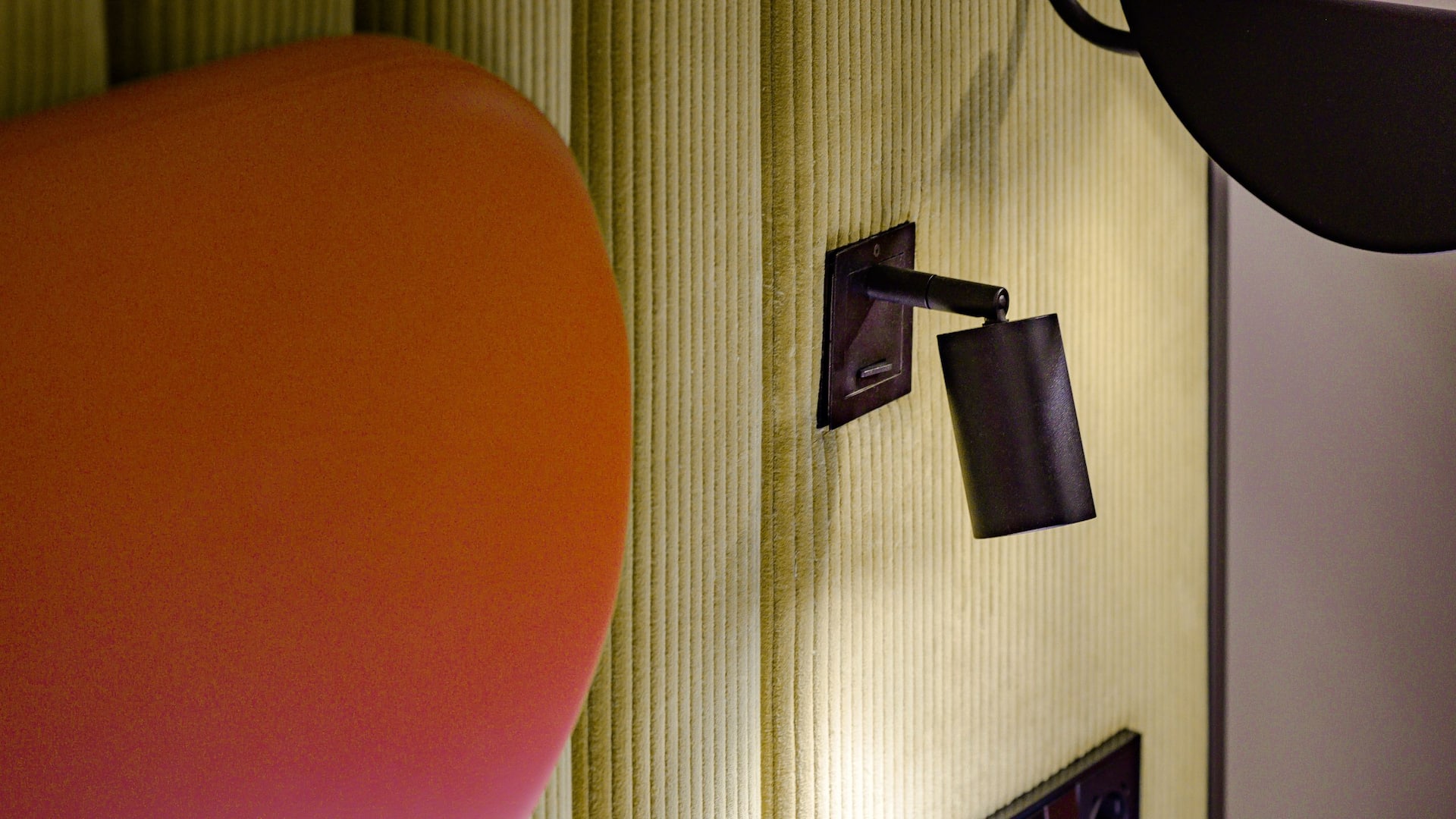 Hyatt House Frankfurt Goetheplatz Guestroom Reading Light Detail