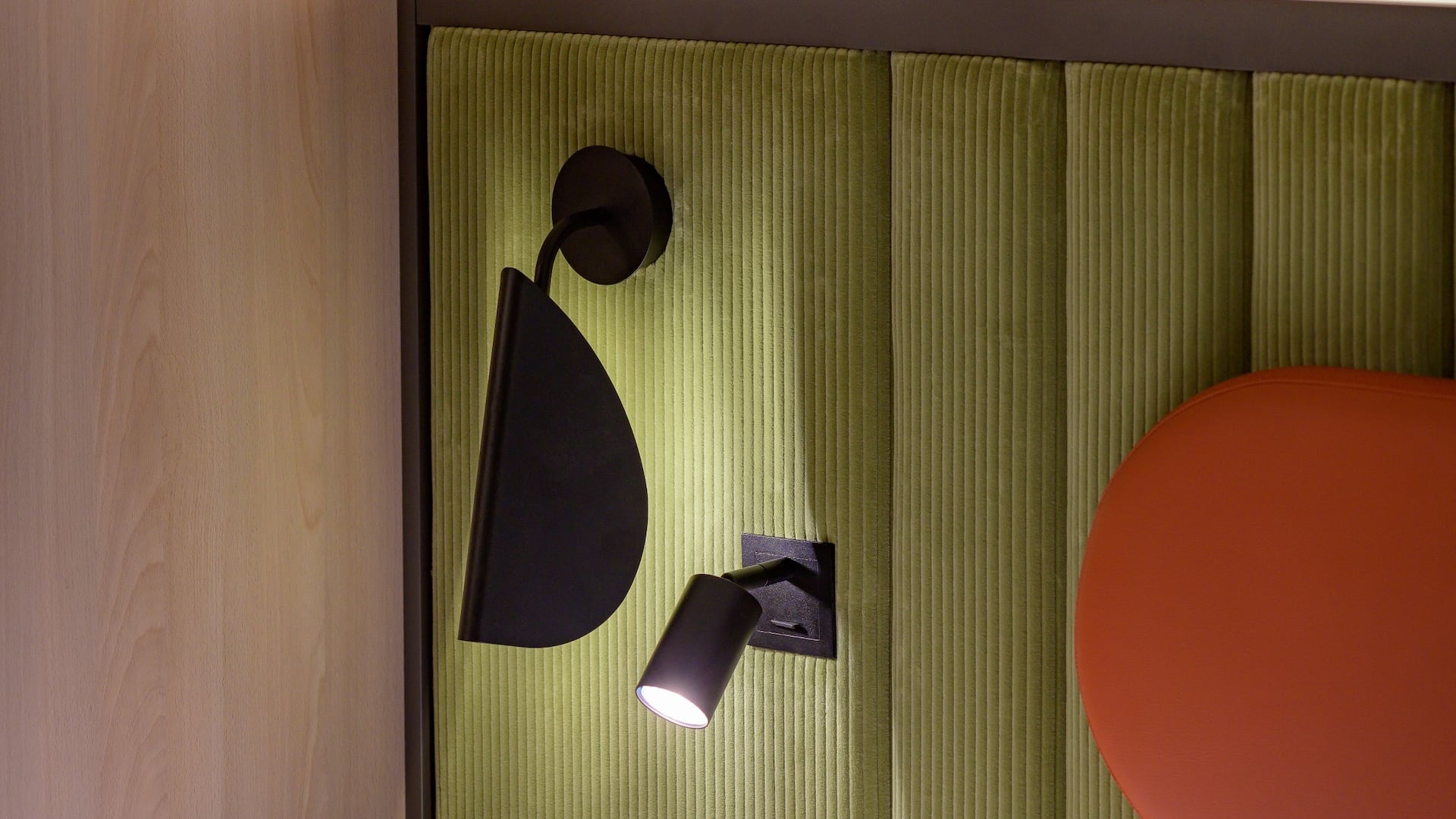 Hyatt House Frankfurt Goetheplatz Guestroom Reading Light