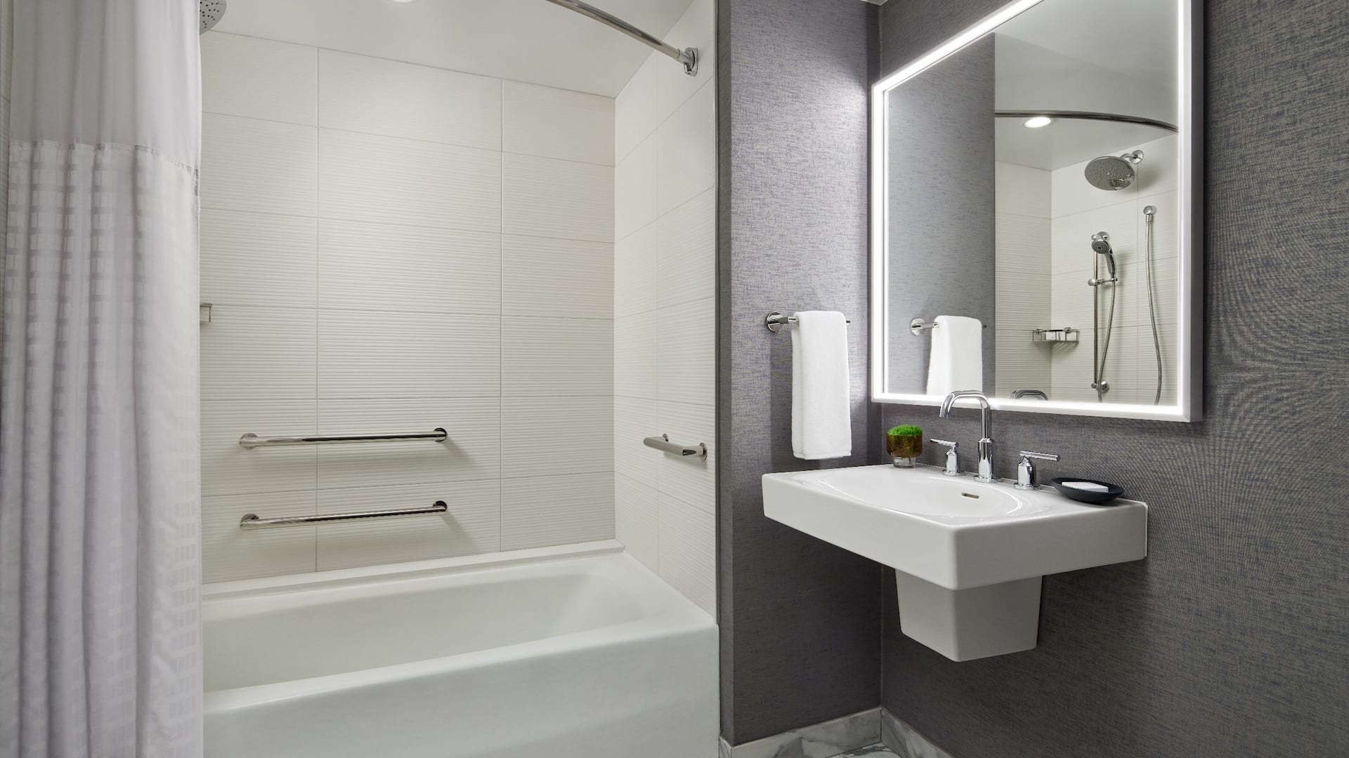 2/3 Grand Hyatt Washington Bathroom Ada Tub