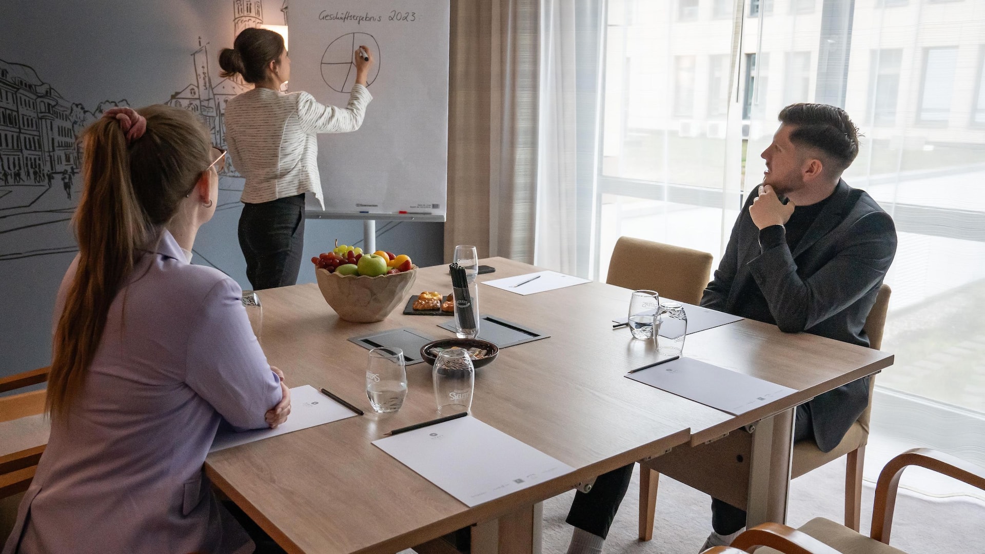 Business Meeting mit einer Flip Chart Präsentation im Hyatt Regency Mainz.
