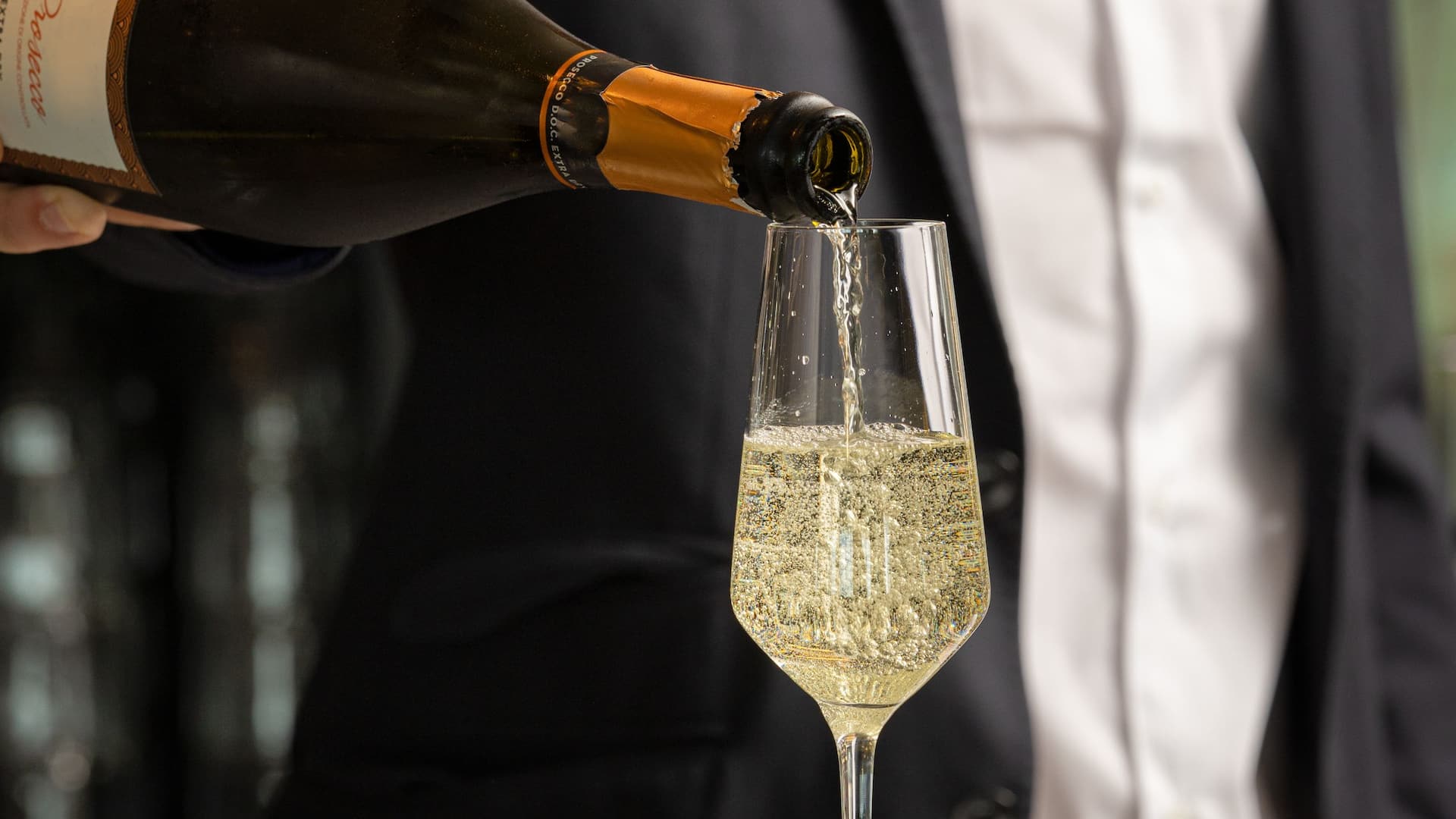 Hyatt Place Rouen Zoom Bar Champagne Pour Detail