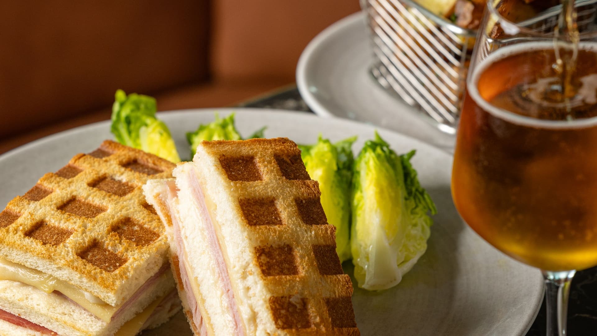 Hyatt Place Rouen Zoom Restaurant Croque Monsieur Red Wine