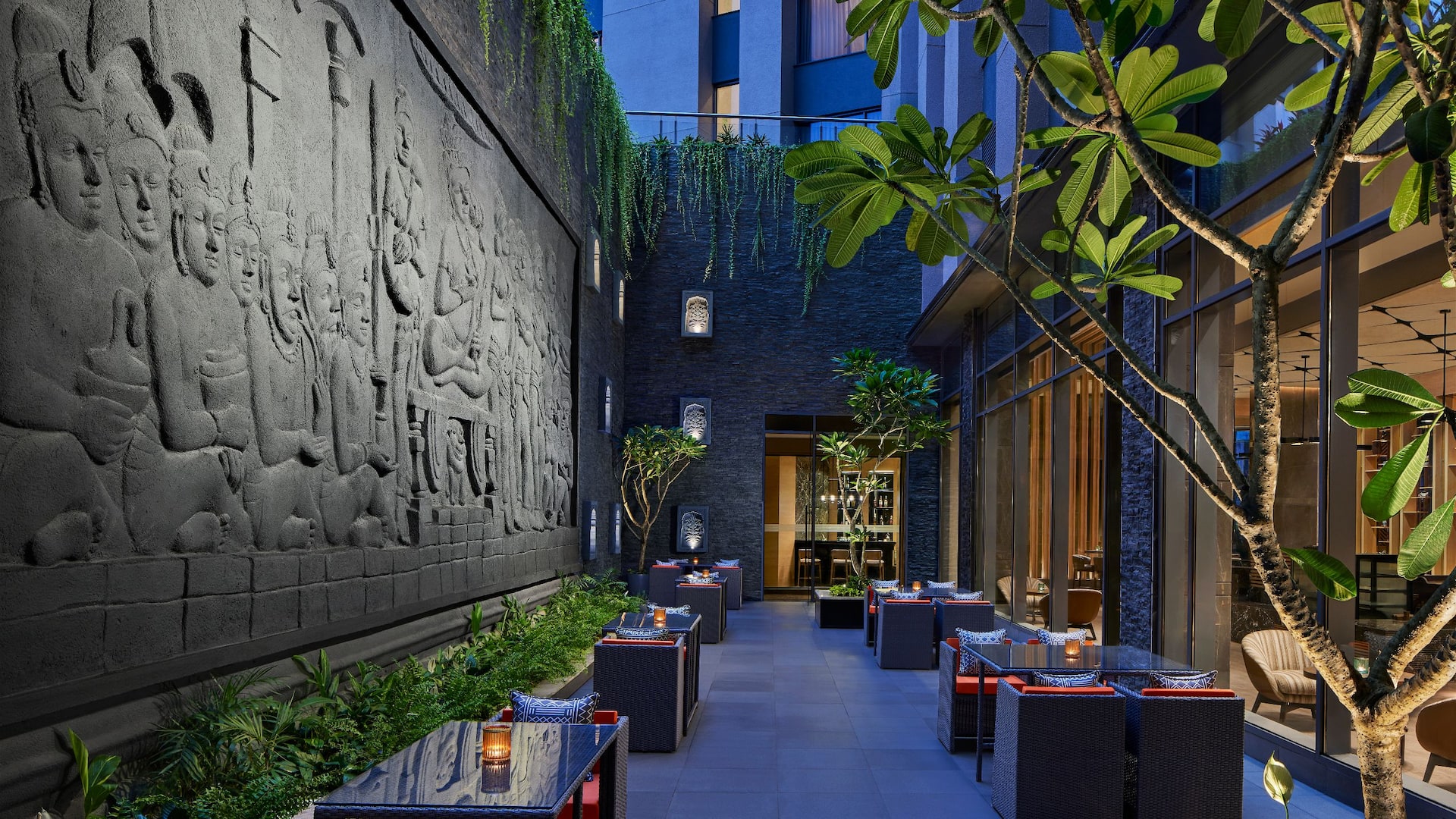 Hyatt Place Aurangabad Airport Bar Courtyard