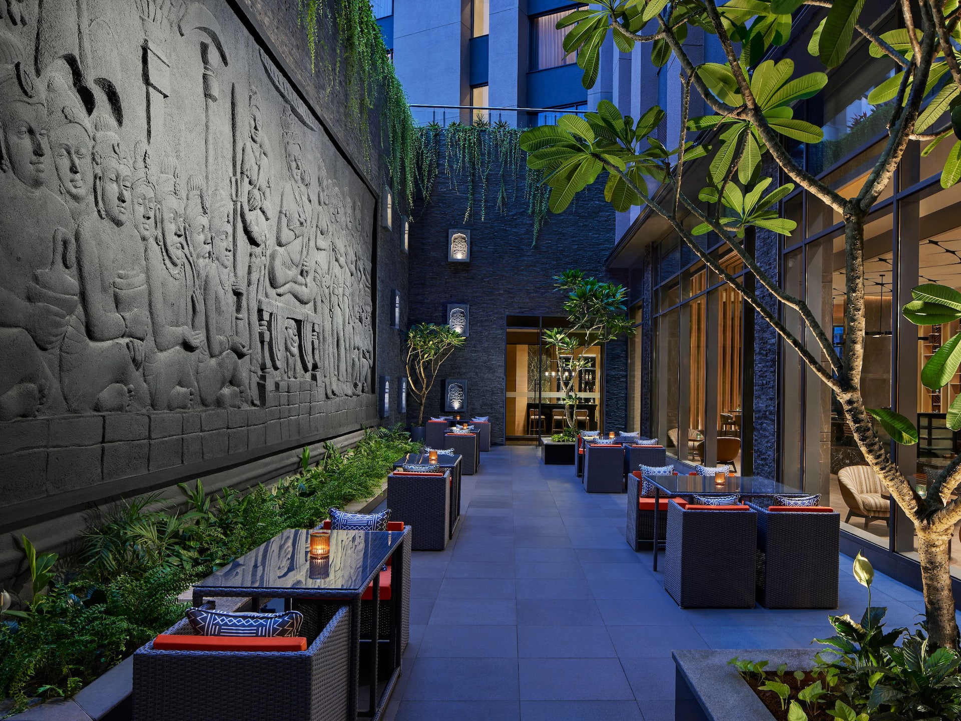 Hyatt Place Aurangabad Airport Bar Courtyard