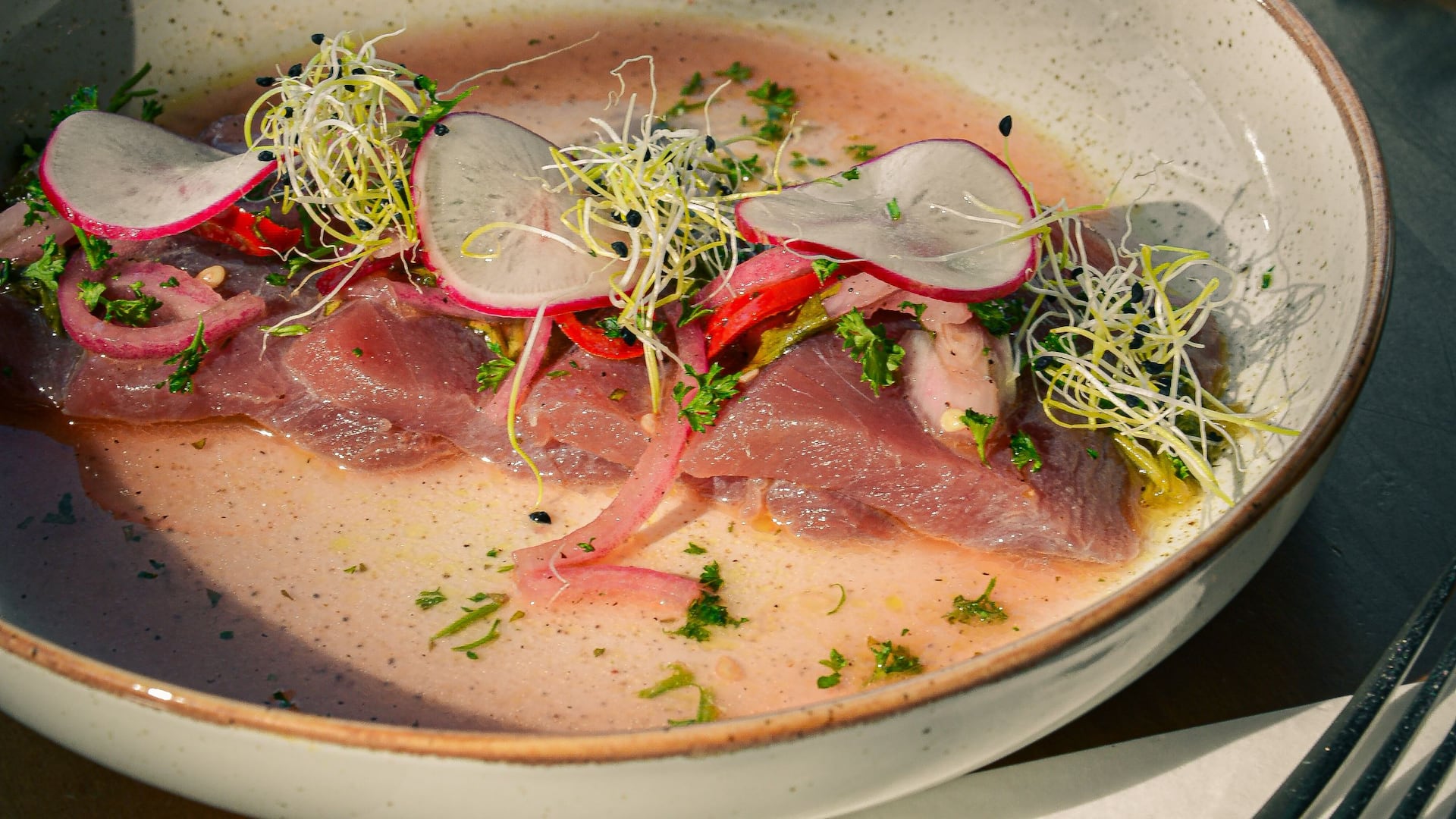 3 von 5 Hyatt Regency Cologne Sticky Fingers Ceviche On Table