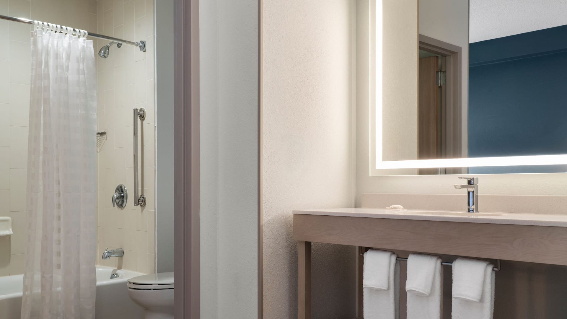 Hyatt Place Secaucus/Meadowlands Guestroom Two Double Beds Bathroom