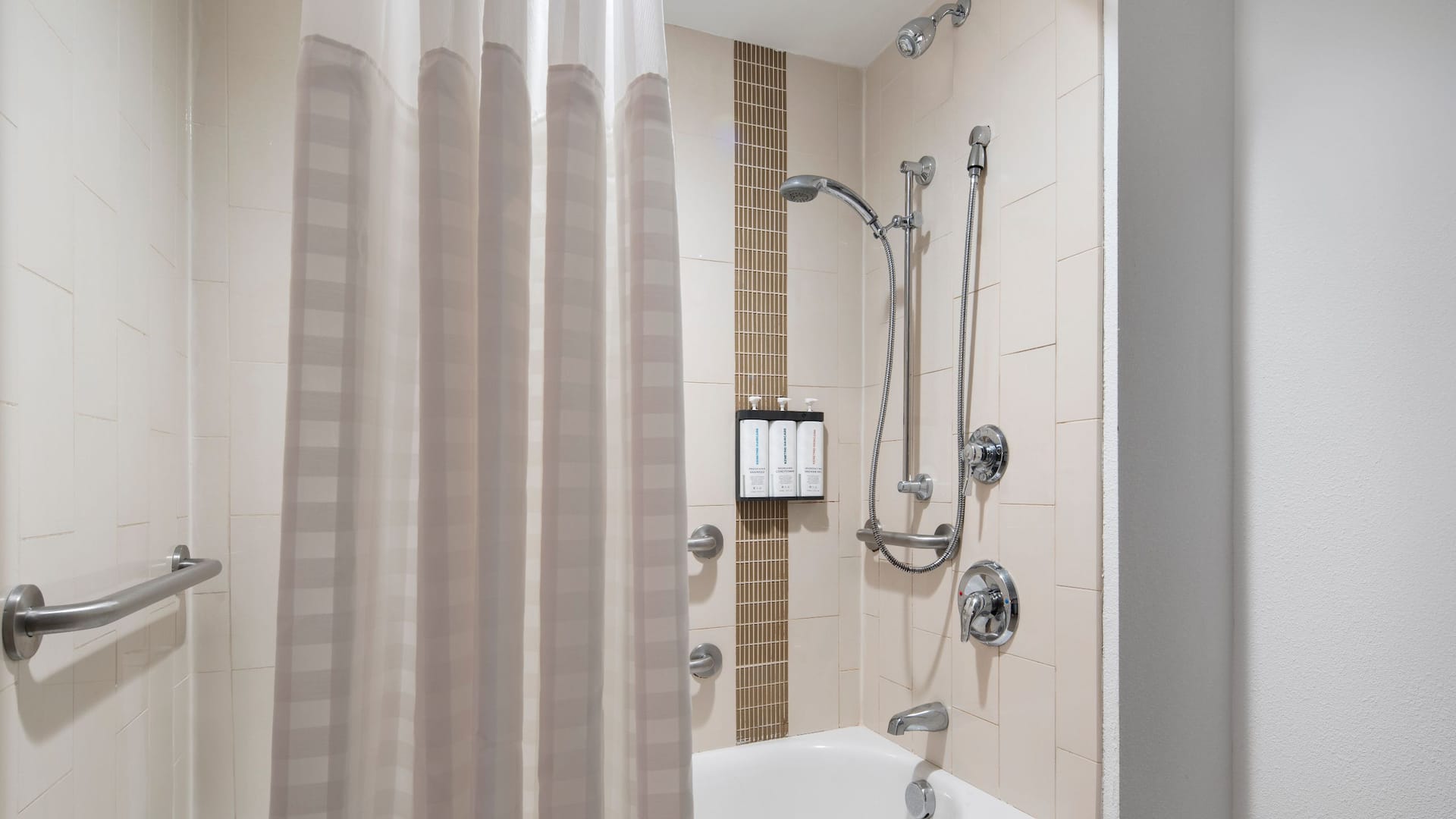 Hyatt Place Secaucus/Meadowlands Kngt Accessible King Bed Bathroom Tub Shower