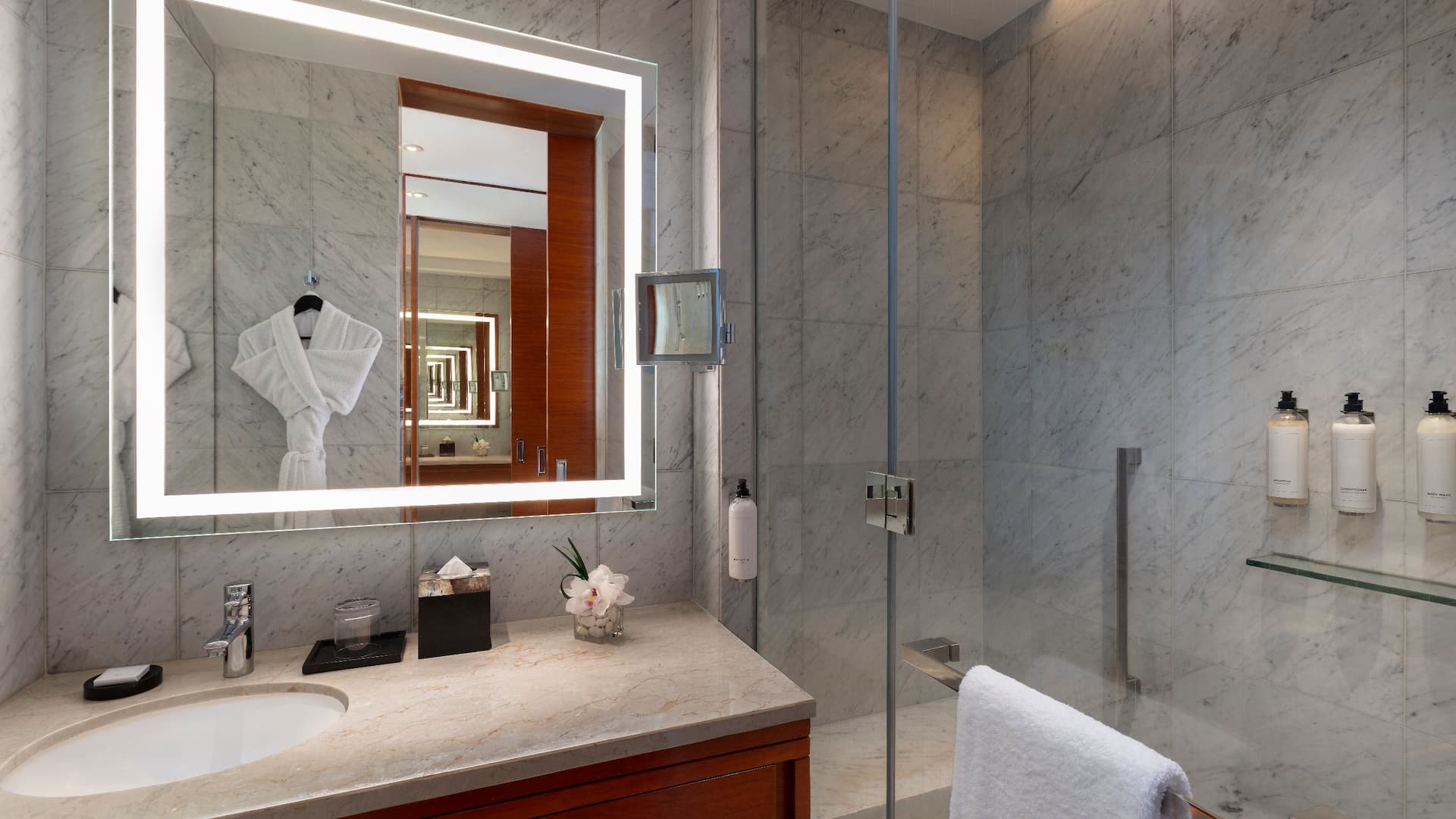 3 de 5 Grand Hyatt Manila Two Double Beds Bathroom Shower