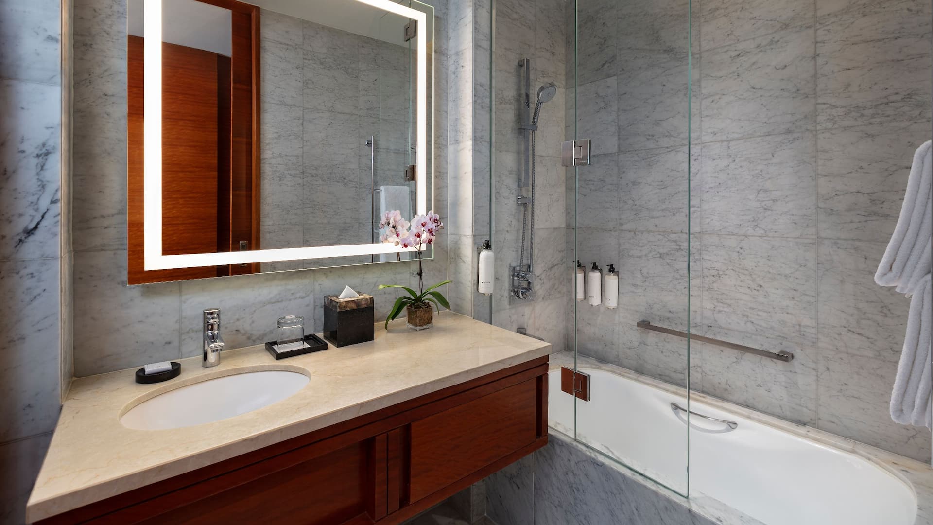 4 de 5 Grand Hyatt Manila Two Double Beds Bathroom Bathtub