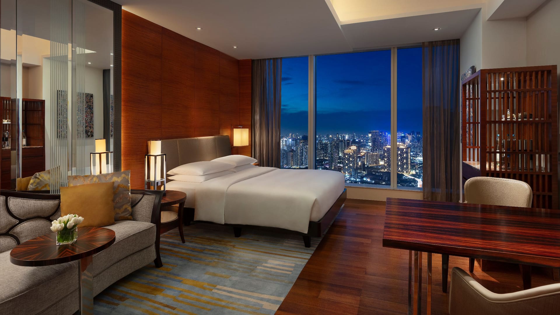 1 de 6 Grand Hyatt Manila One King Bed Guestroom Dusk