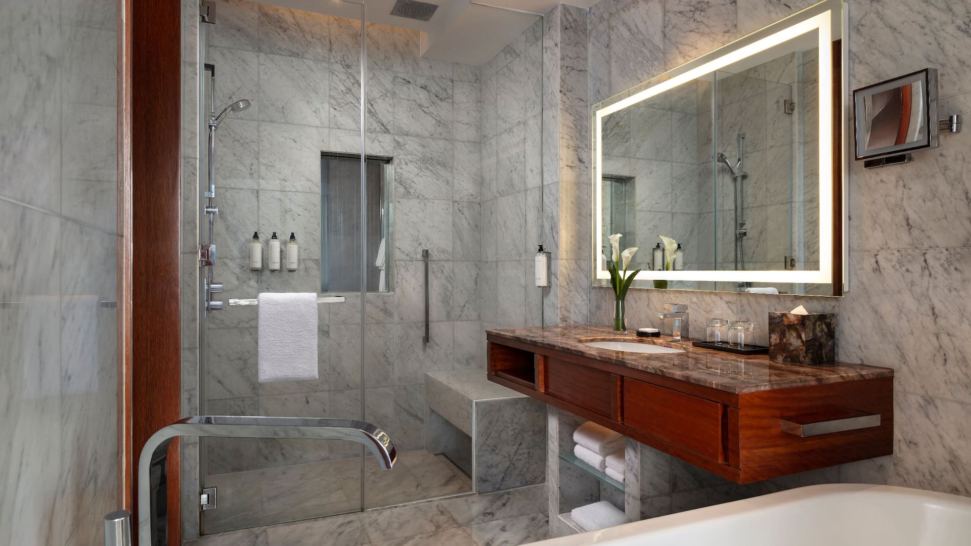 3 de 6 Grand Hyatt Manila One King Bed Bathroom Shower