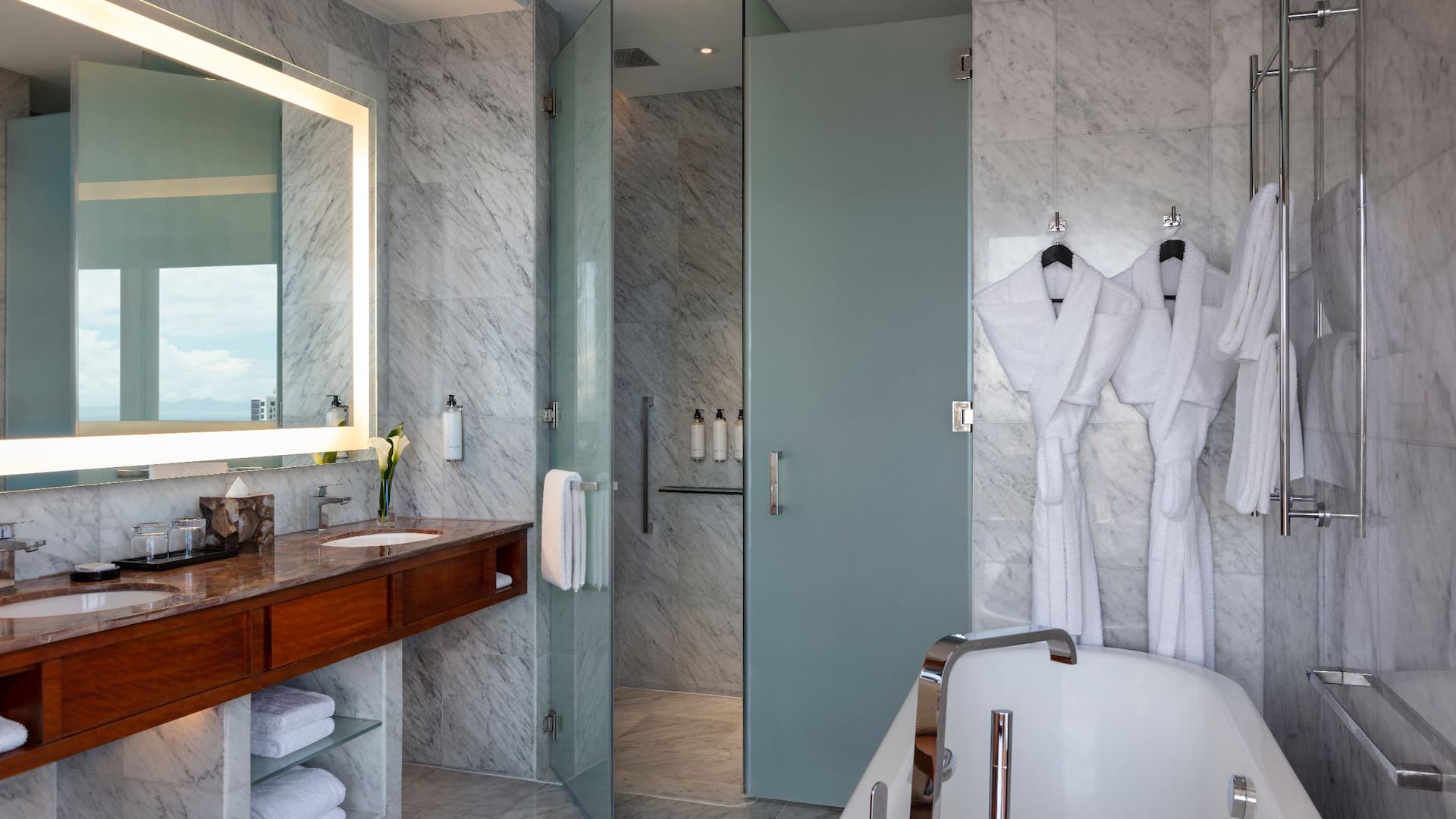 4 de 5 Grand Hyatt Manila Grand Suite Bathroom Bathtub