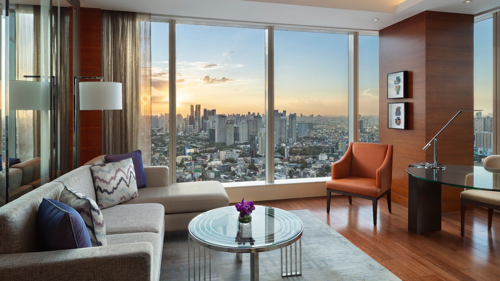 2 de 5 Grand Hyatt Manila Grand Suite Living Room Window