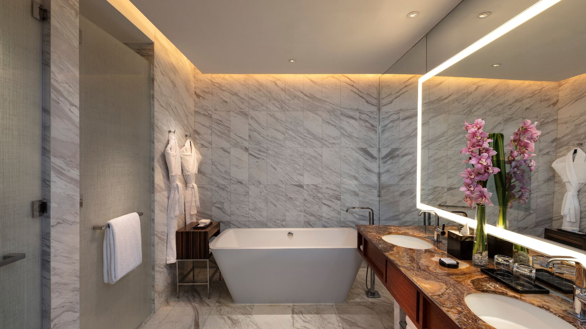 4 de 5 Grand Hyatt Manila Grand Executive Suite Bathroom