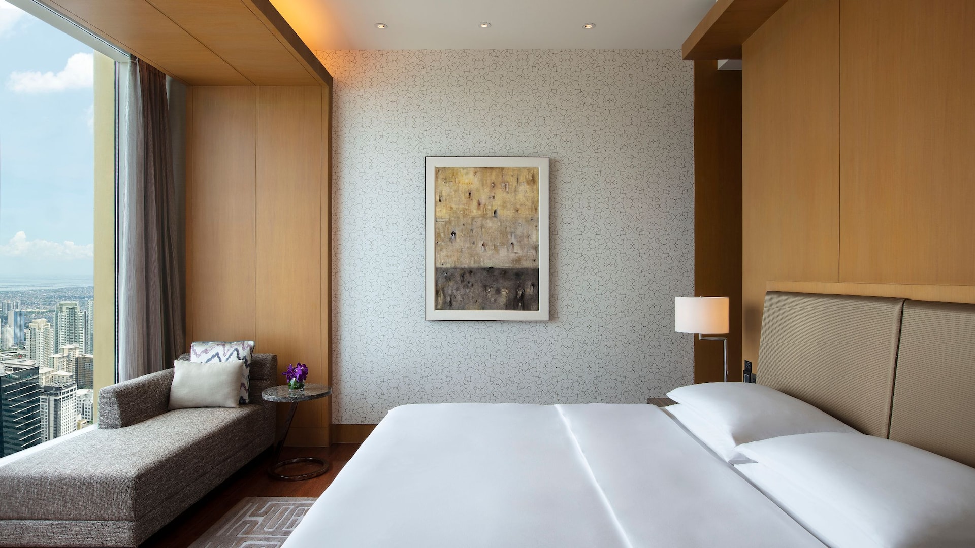 1 de 5 Grand Hyatt Manila Diplomatic Suite Bedroom
