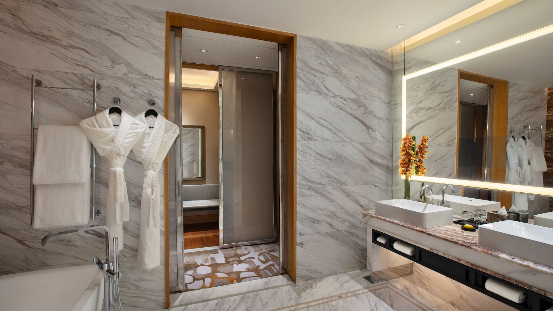 4 de 5 Grand Hyatt Manila Diplomatic Suite Bathroom