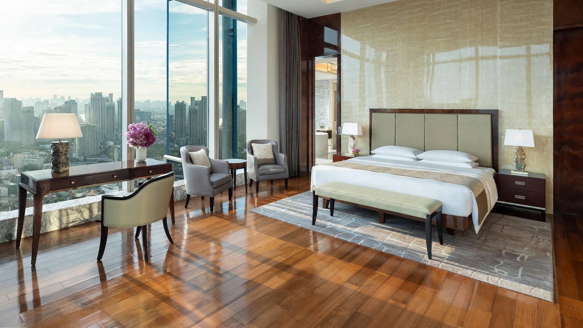 1 de 5 Grand Hyatt Manila Presidential Suite Bedroom