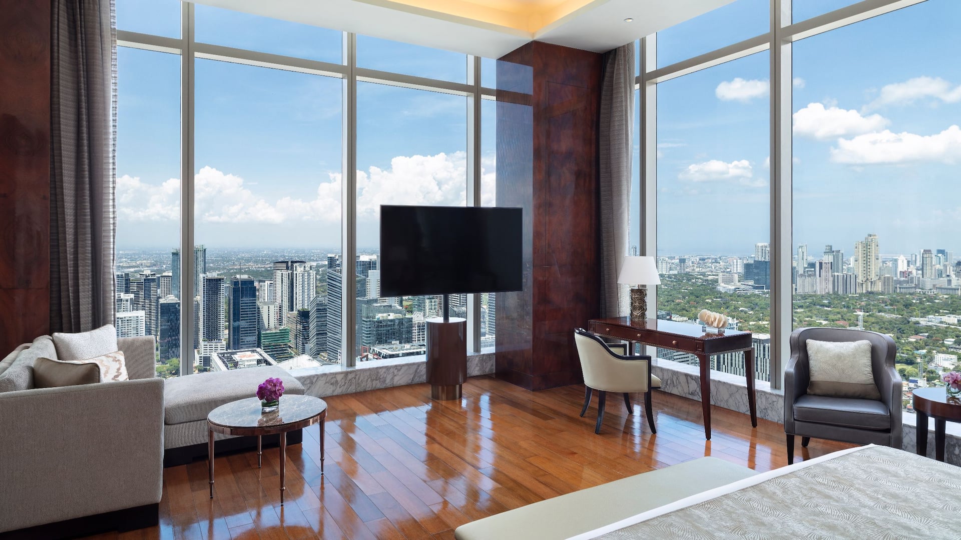 3 de 5 Grand Hyatt Manila Presidential Suite Bedroom Television