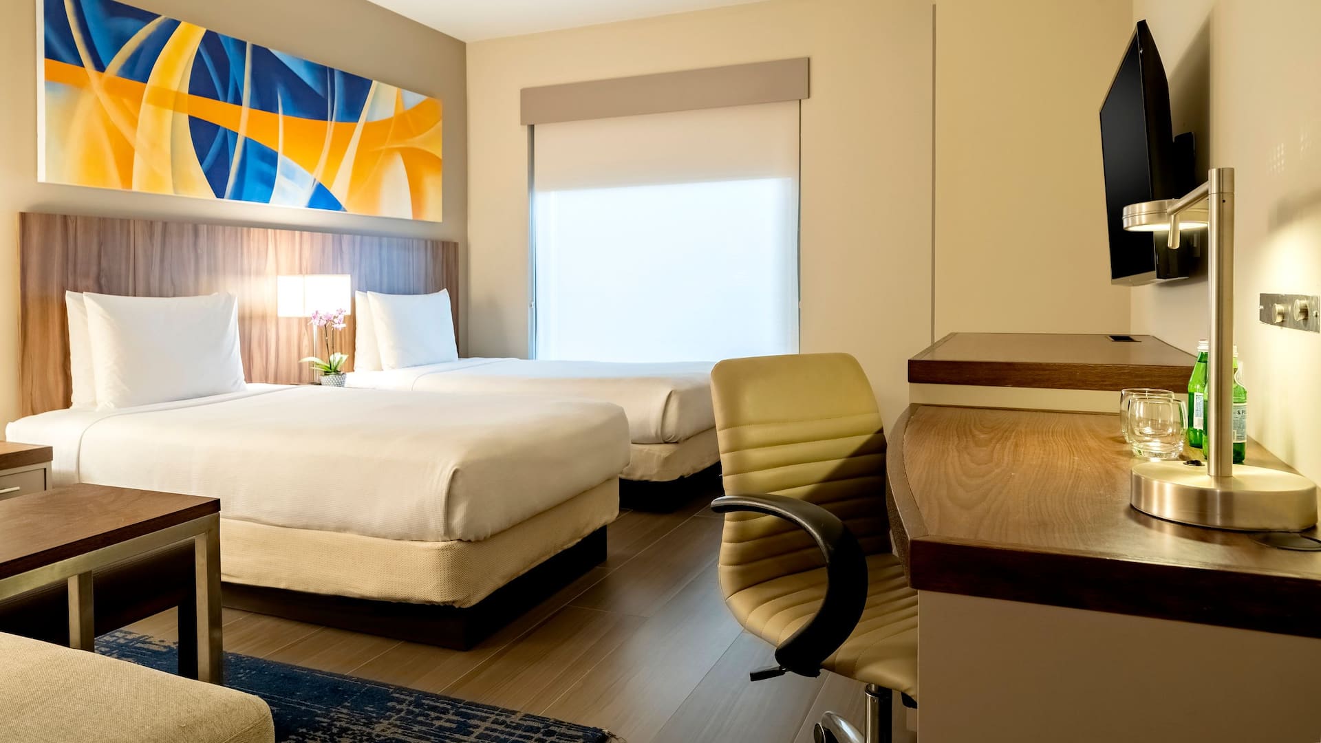 Hyatt Place Macaé Guestroom Twin Beds Desk