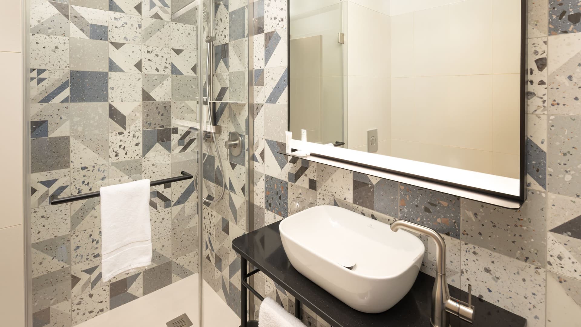 第 3，共 7 Hyatt Place Rouen Bathroom Shower Amenities