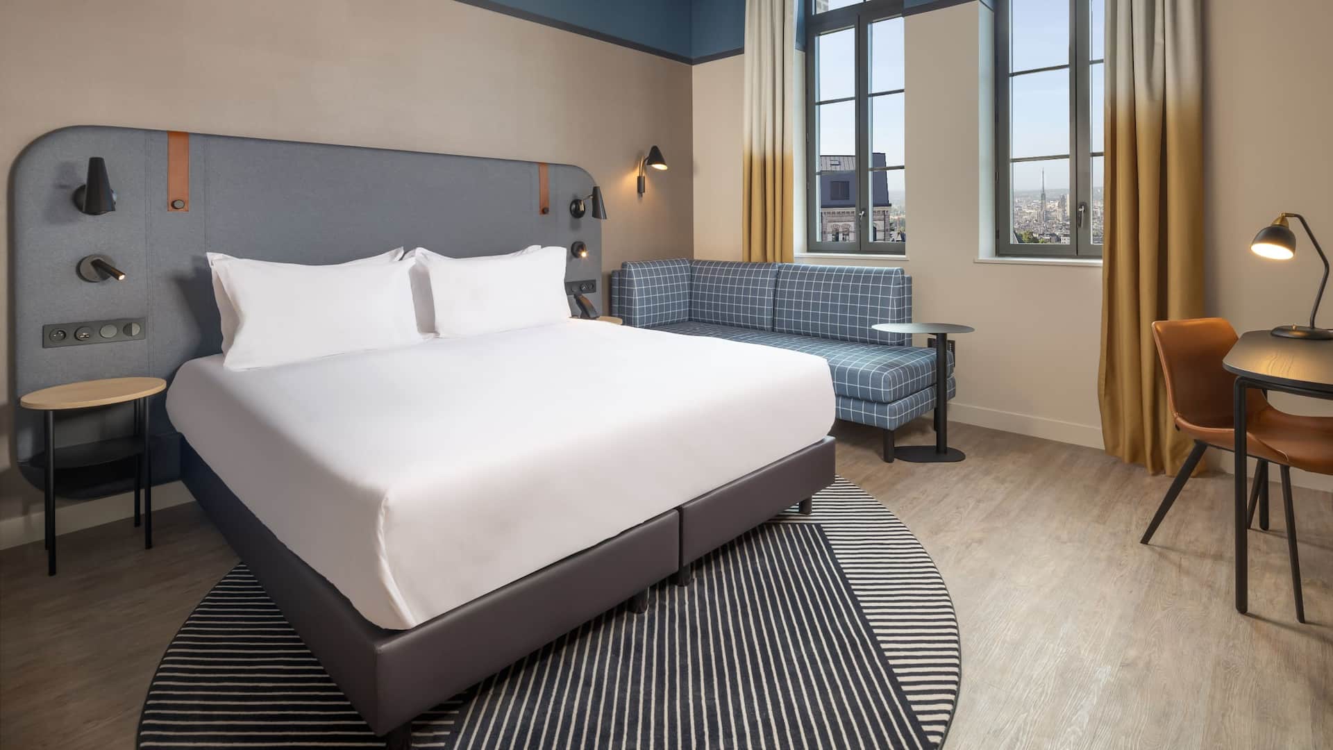 Hyatt Place Rouen Standard King Cathedral View Bed