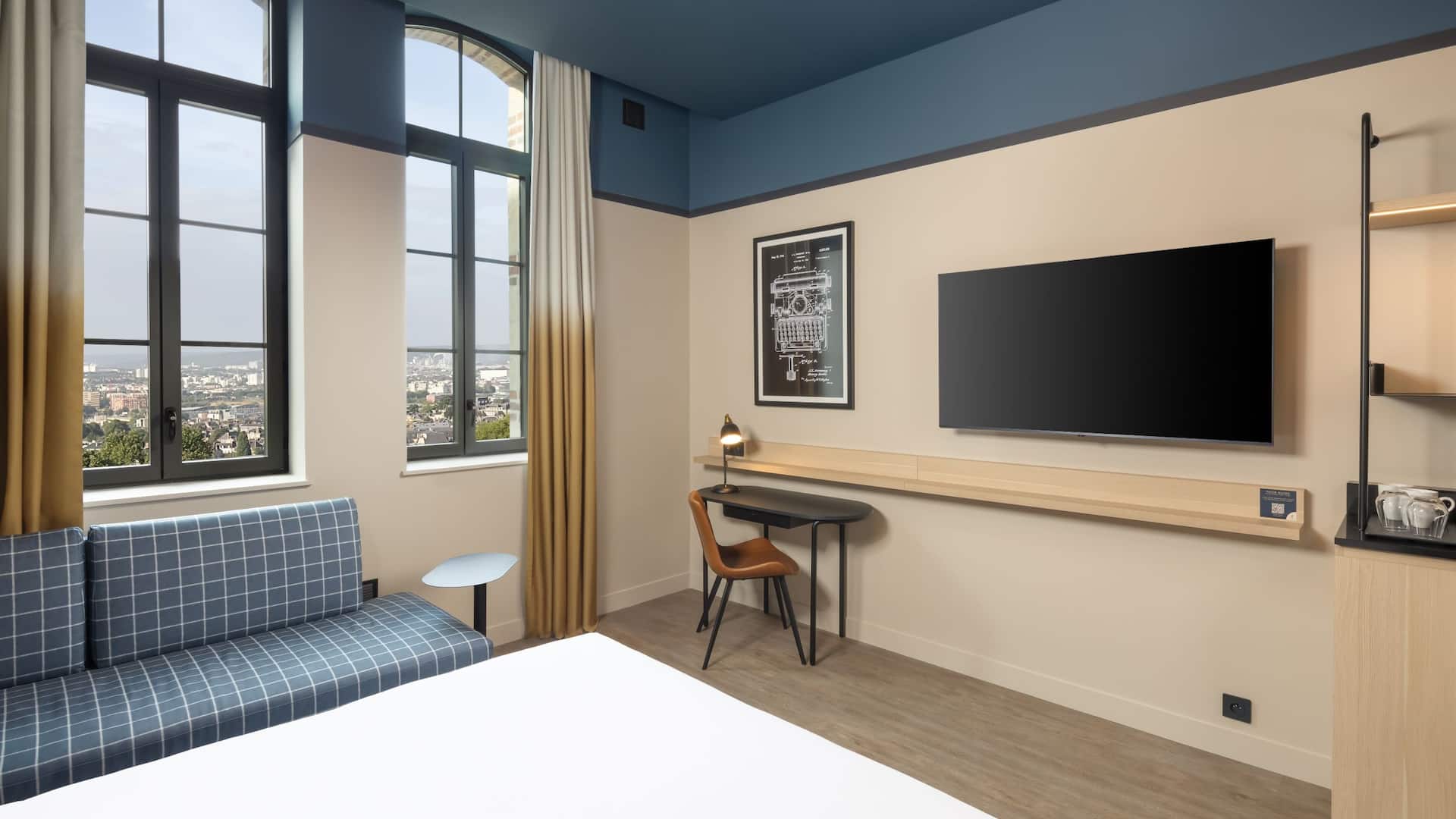 Hyatt Place Rouen Standard King Room TV