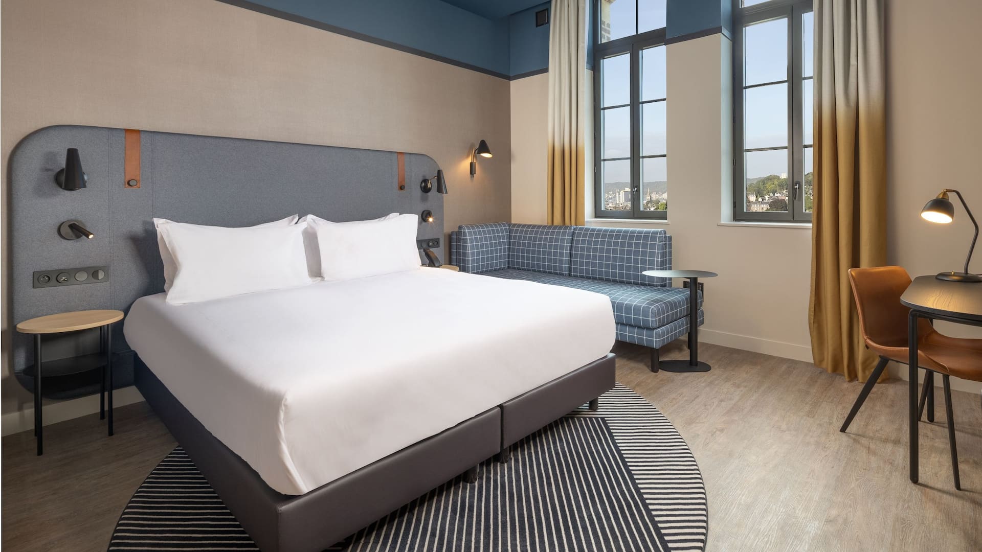 Hyatt Place Rouen Standard King Guestroom Bed