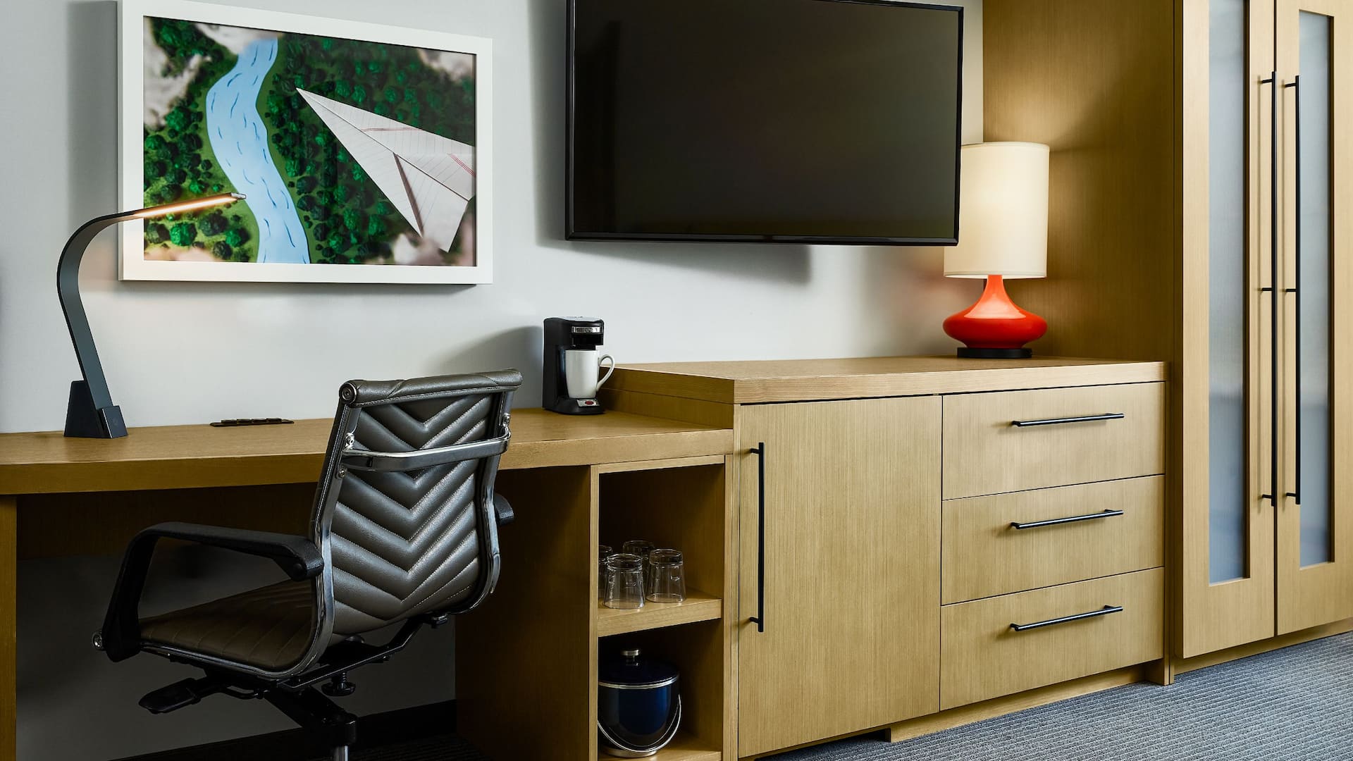 3 de 4 Hyatt Place Peña Station / Denver Airport Rooms Desk Detail