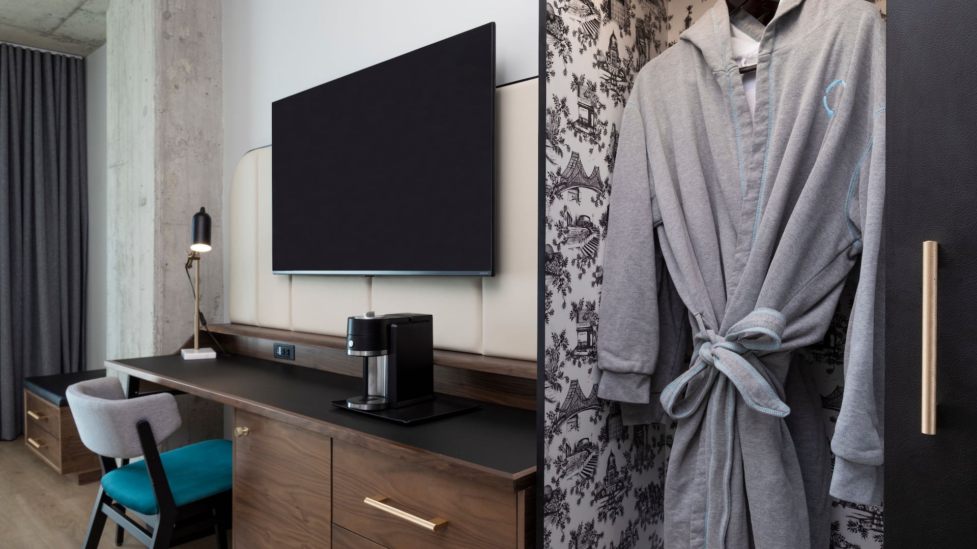 3 von 5 Hyatt Centric Montreal Desk Closet Room Detail