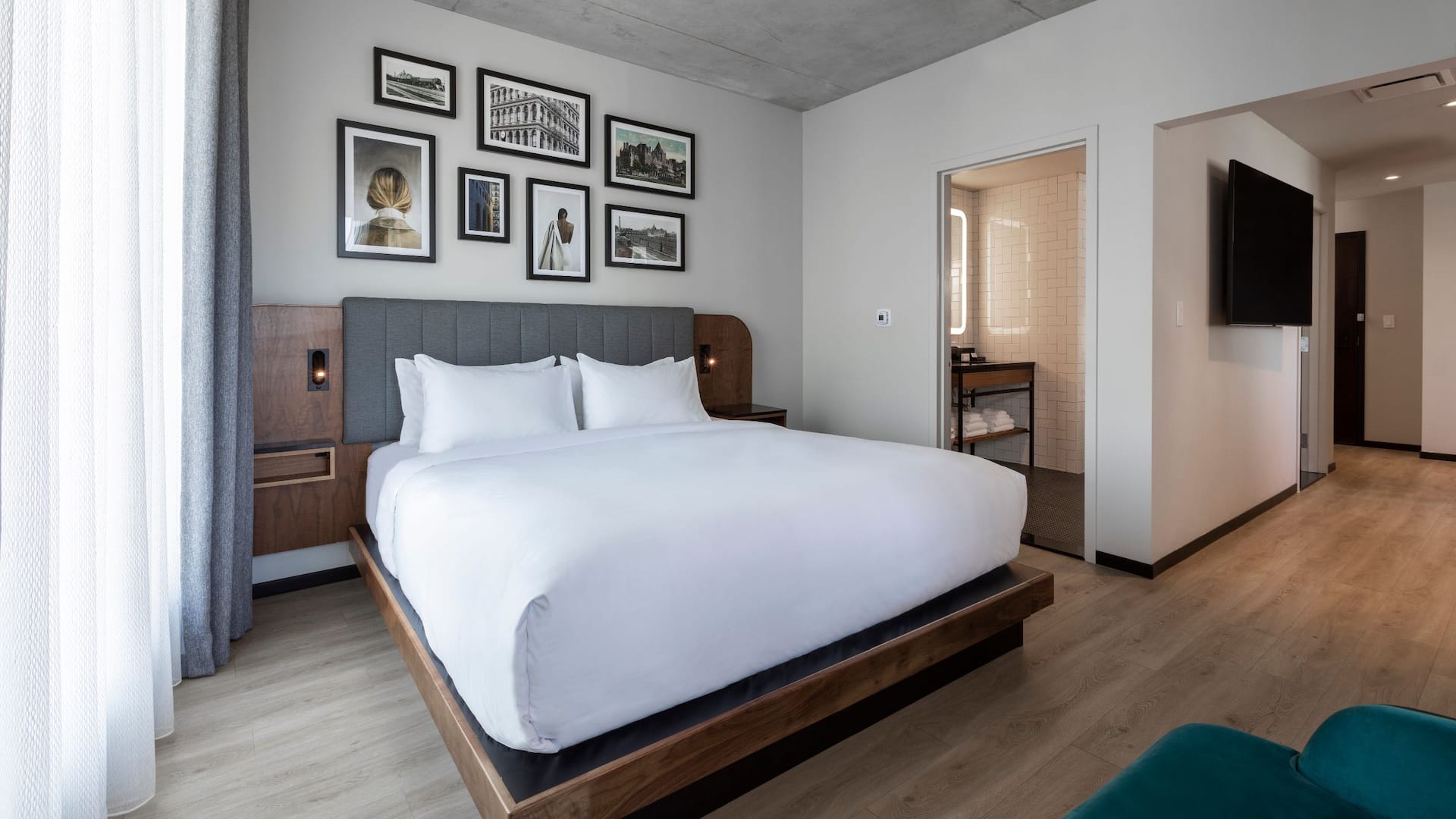 1 de 5 Hyatt Centric Montreal Suite King Room Area