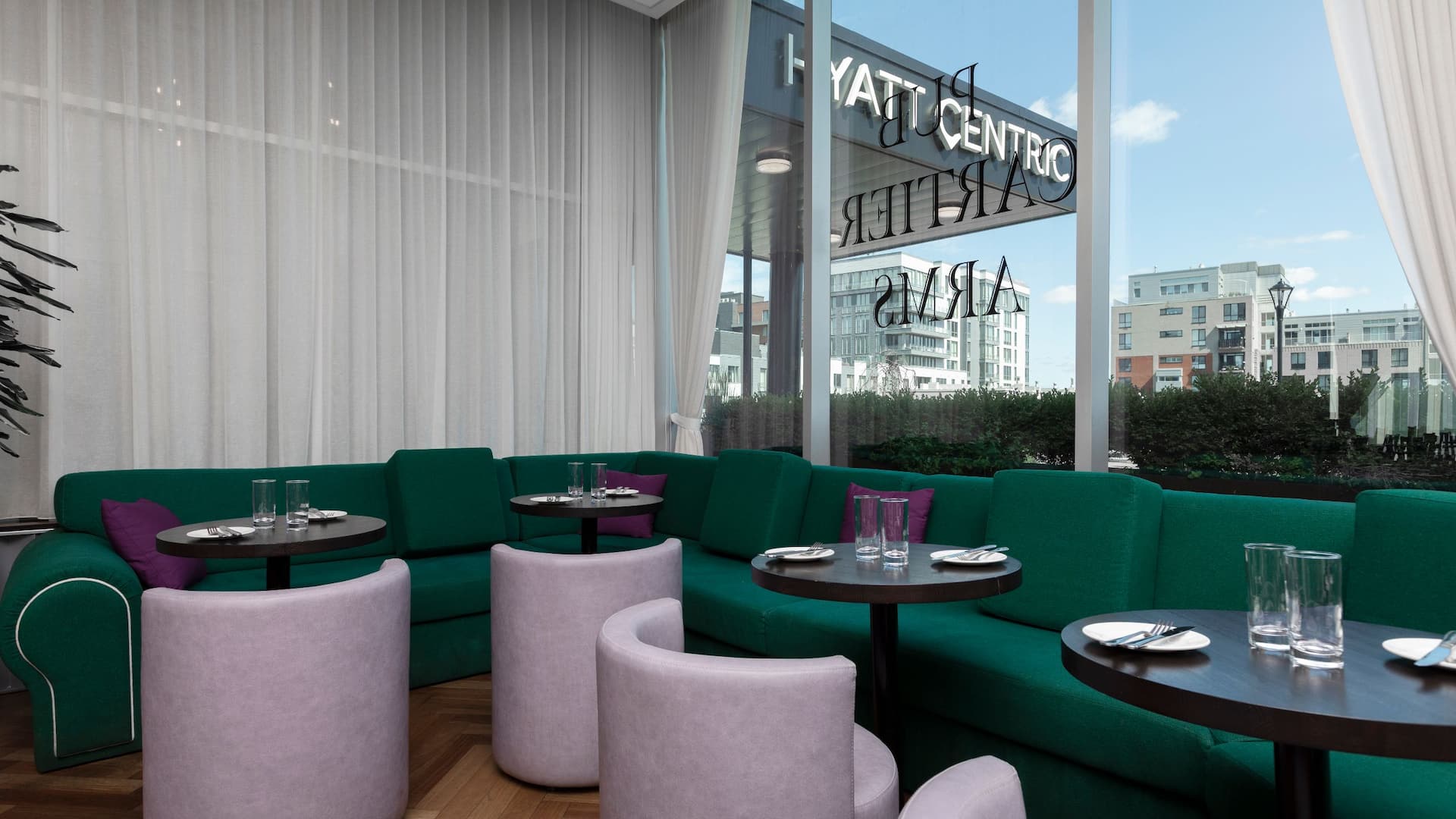 4 de 9 Hyatt Centric Montreal Pub Cartier Arms Logos Window