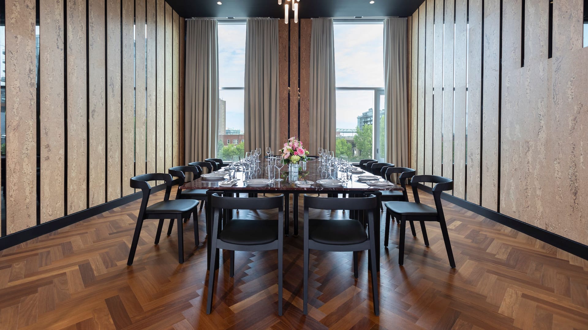 2 of 5 Hyatt Centric Montreal Prefontaine Kingtable