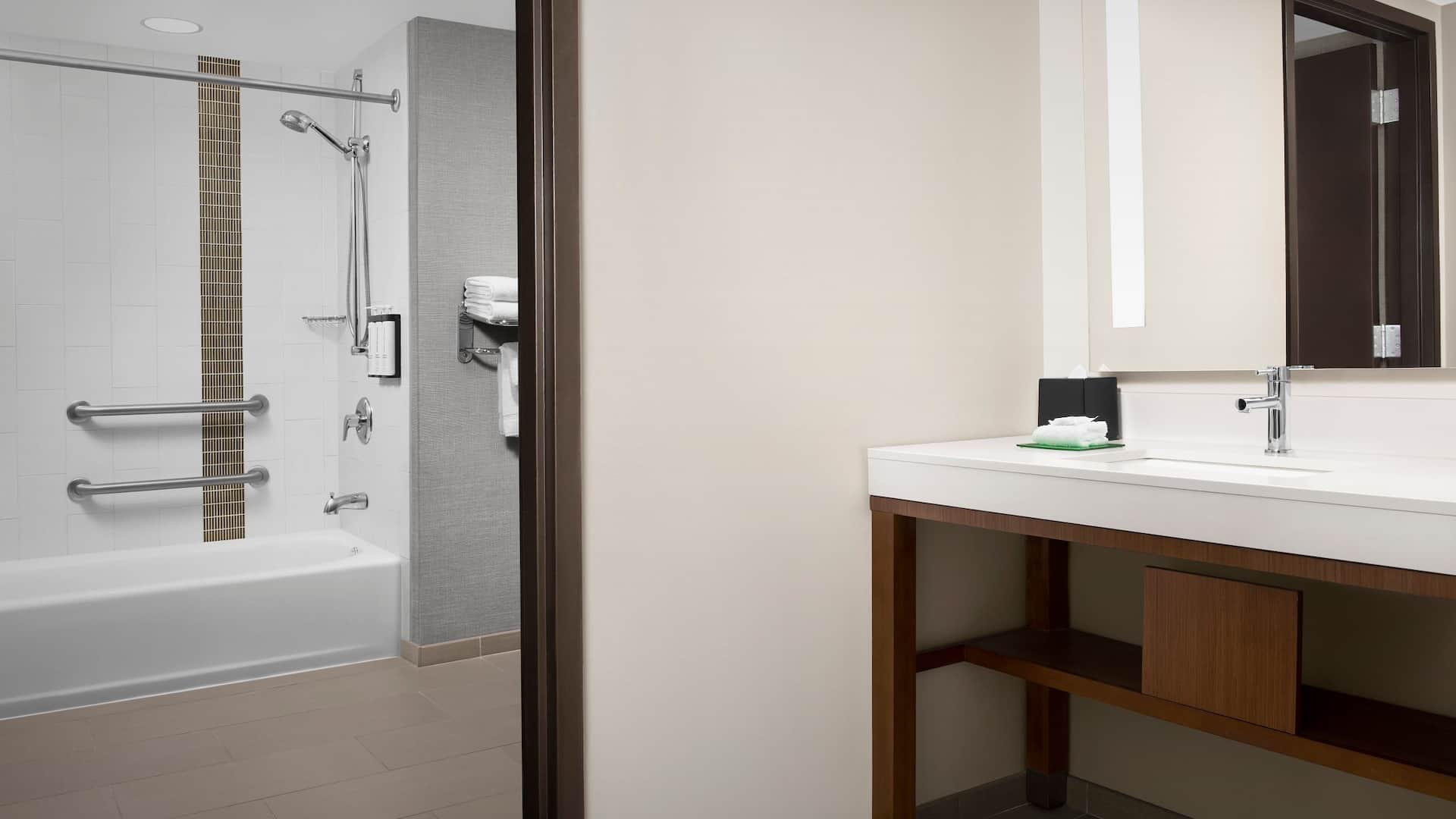 5 из 5 Hyatt Place Boulder/Pearl Street Accessible Qq Mobility Tub