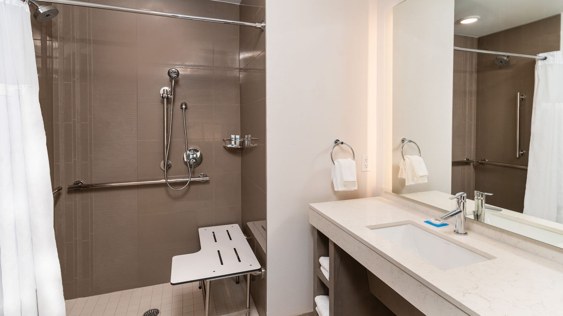 第 3，共 3 Hyatt House Nashville Airport Roll In Shower