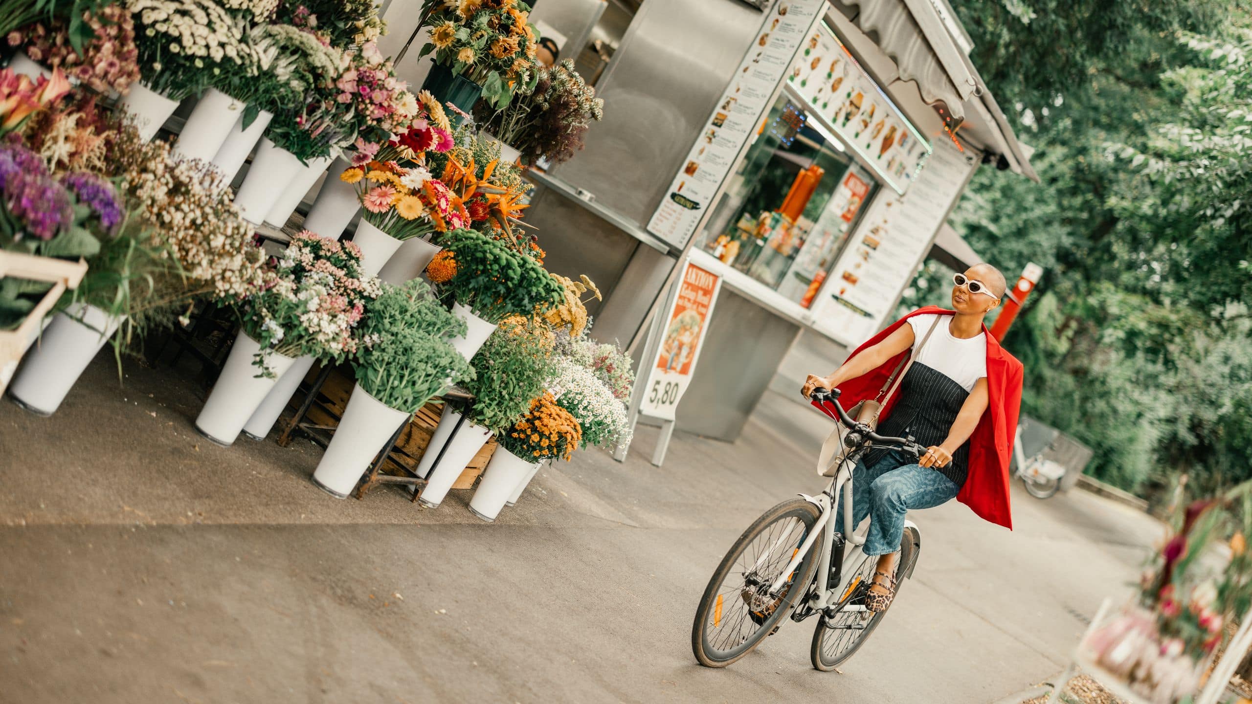 At lifestyle hotel Andaz Vienna Am Belvedere, we offer various options for guests to book sustainable events or enjoy eco-friendly vacations, like this guest biking.