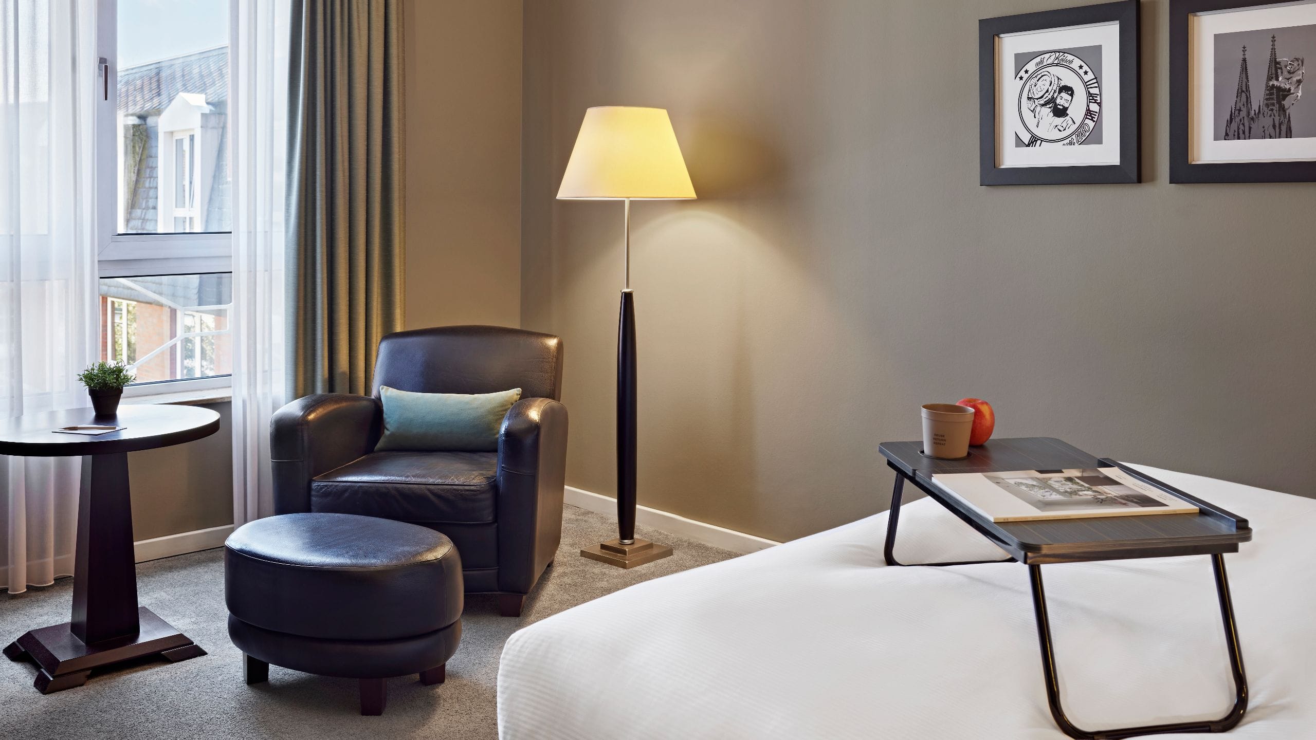 第 3，共 5 Lindner Hotel Cologne City Plaza 1 Queen Bed Chair Apple