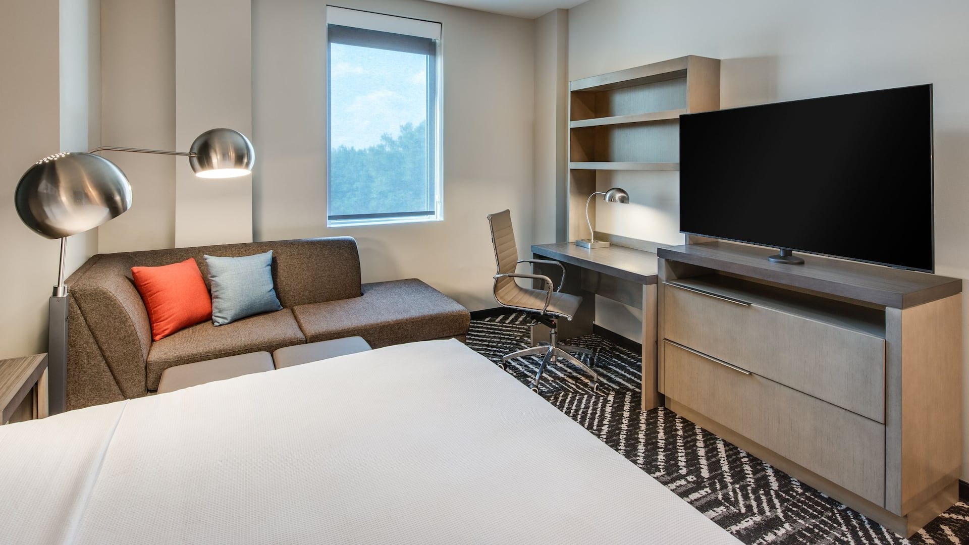 Hyatt House BWI Airport / Baltimore King Bed Den Guestroom Sofa