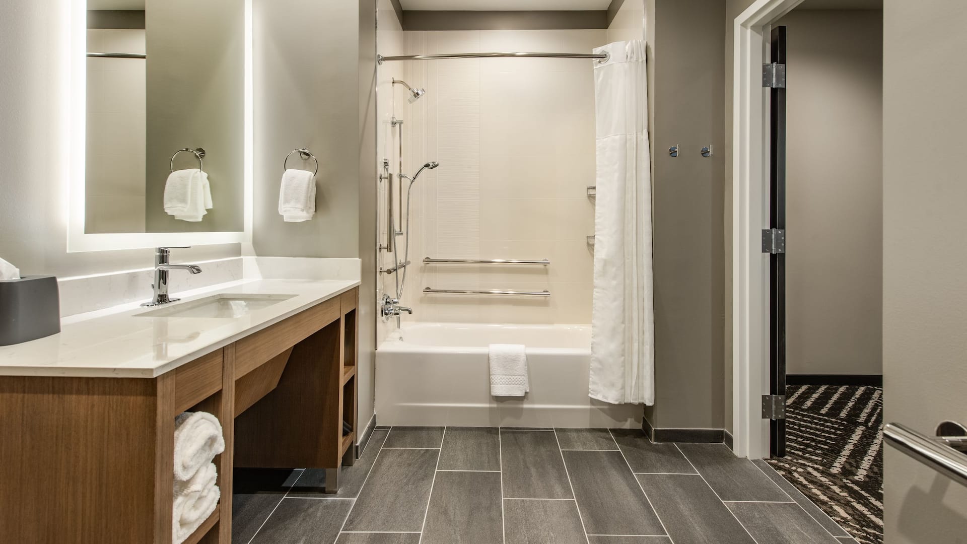 Hyatt House BWI Airport / Baltimore King Den Accessible Bathroom With Tub