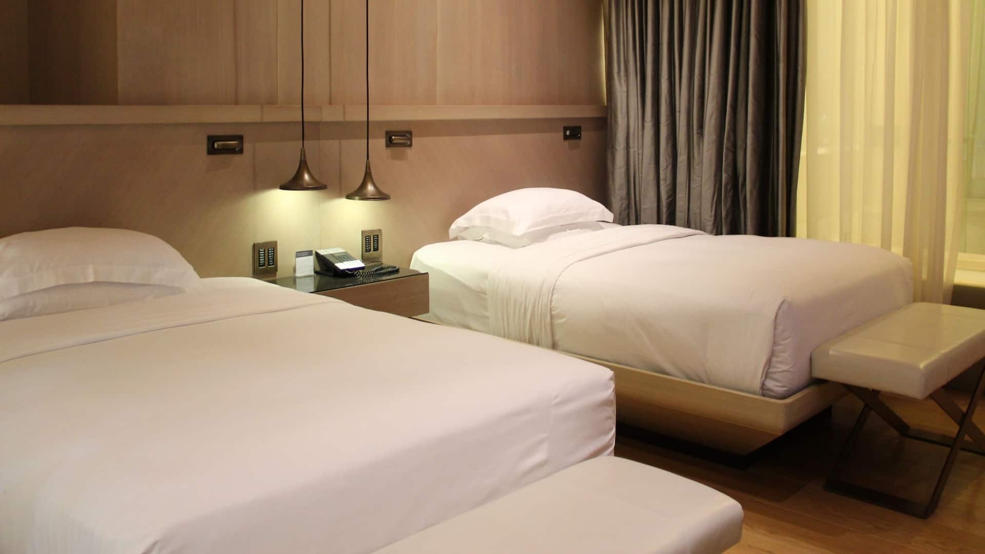 2 / 5 Hyatt Centric Levent Istanbul Deluxe Twin Room Beds Curtain