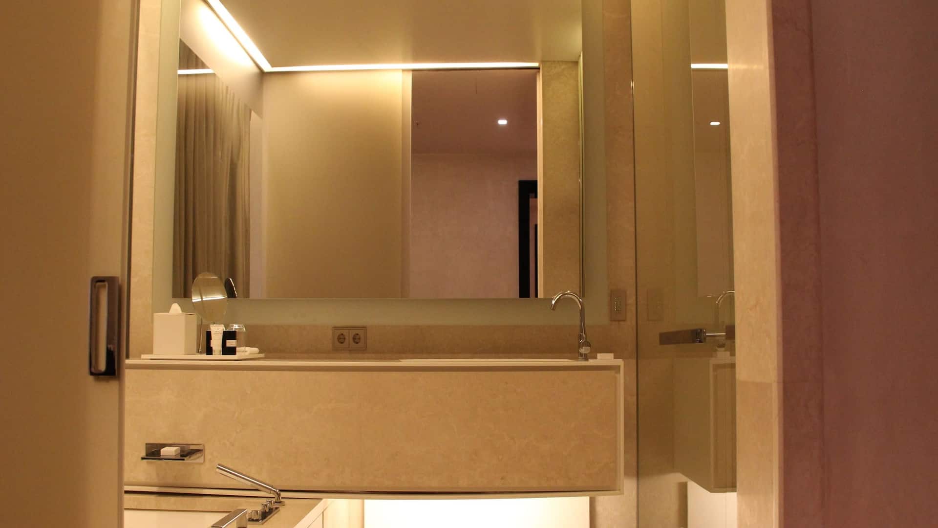 3 / 5 Hyatt Centric Levent Istanbul Deluxe Twin Bathroom Sink Display
