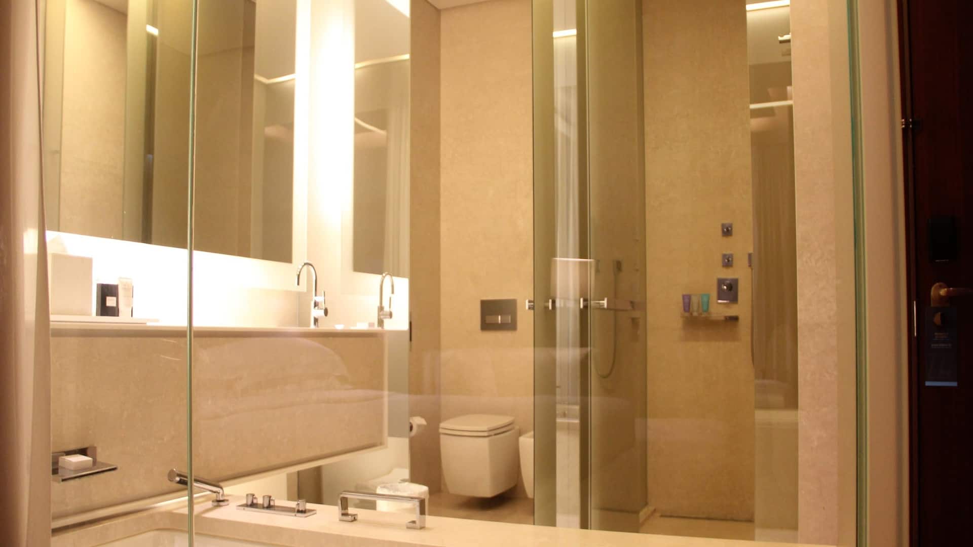 4 / 6 Hyatt Centric Levent Istanbul King Bathroom Bathtub