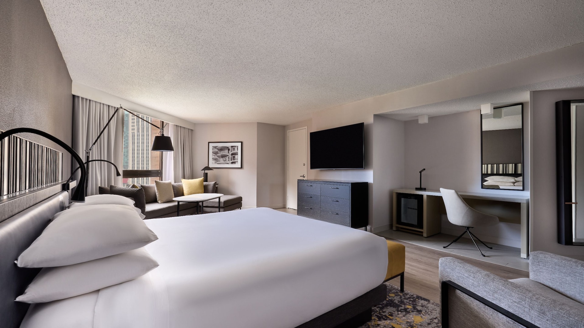 2 of 4 Hyatt Regency Chicago Jr Suite Bed Detail