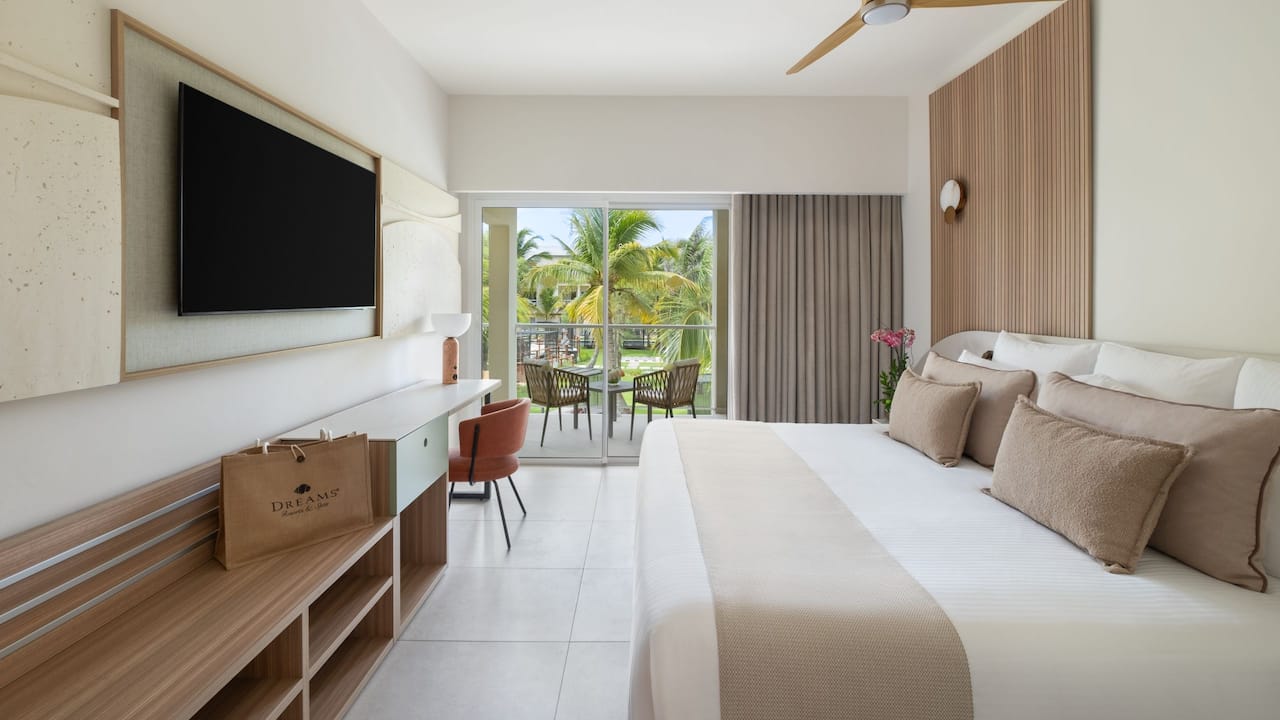 Preferred Club Premium Suite Garden View King