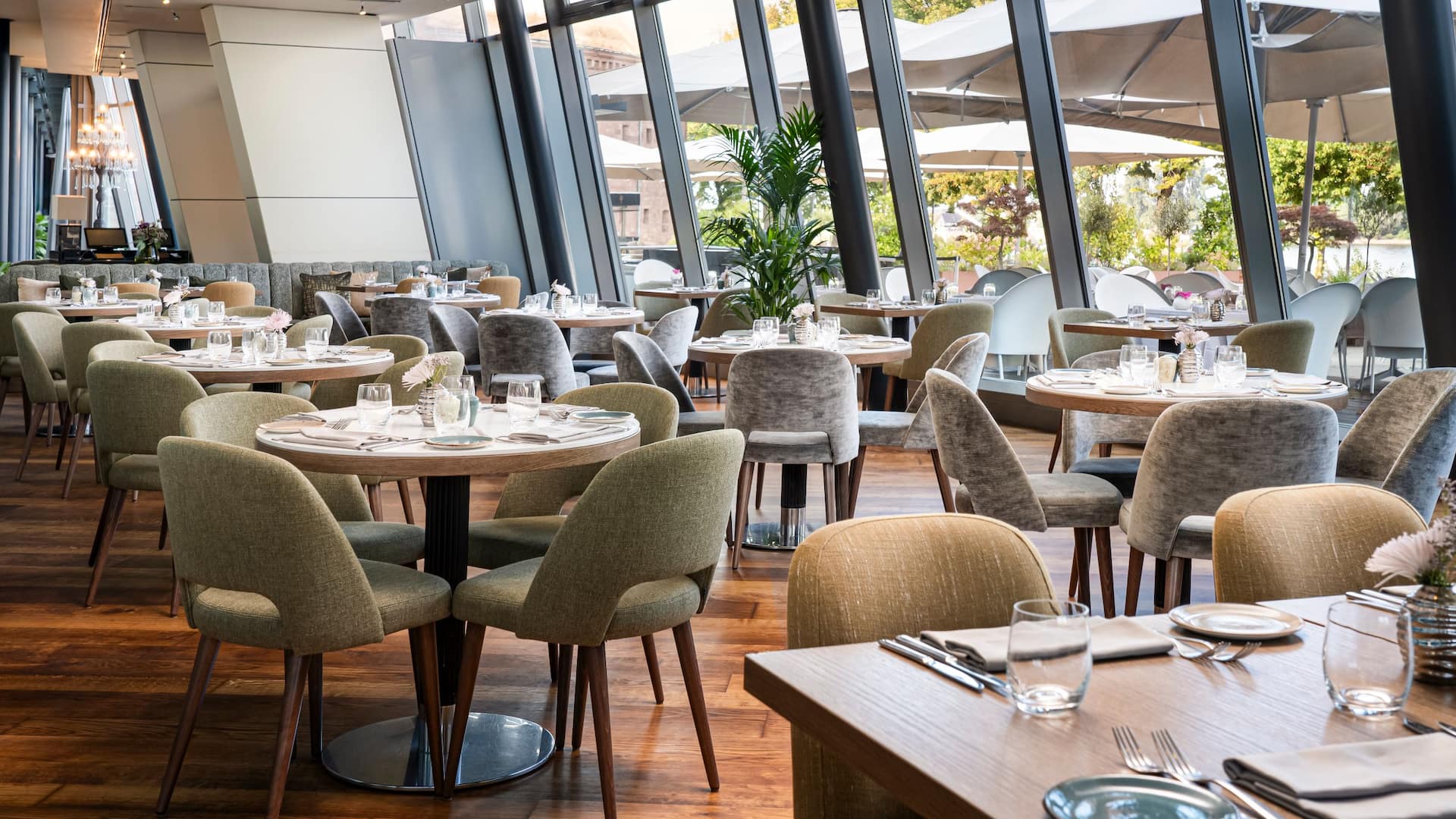 Bellpepper Restaurant center section with round tables and panorama windows